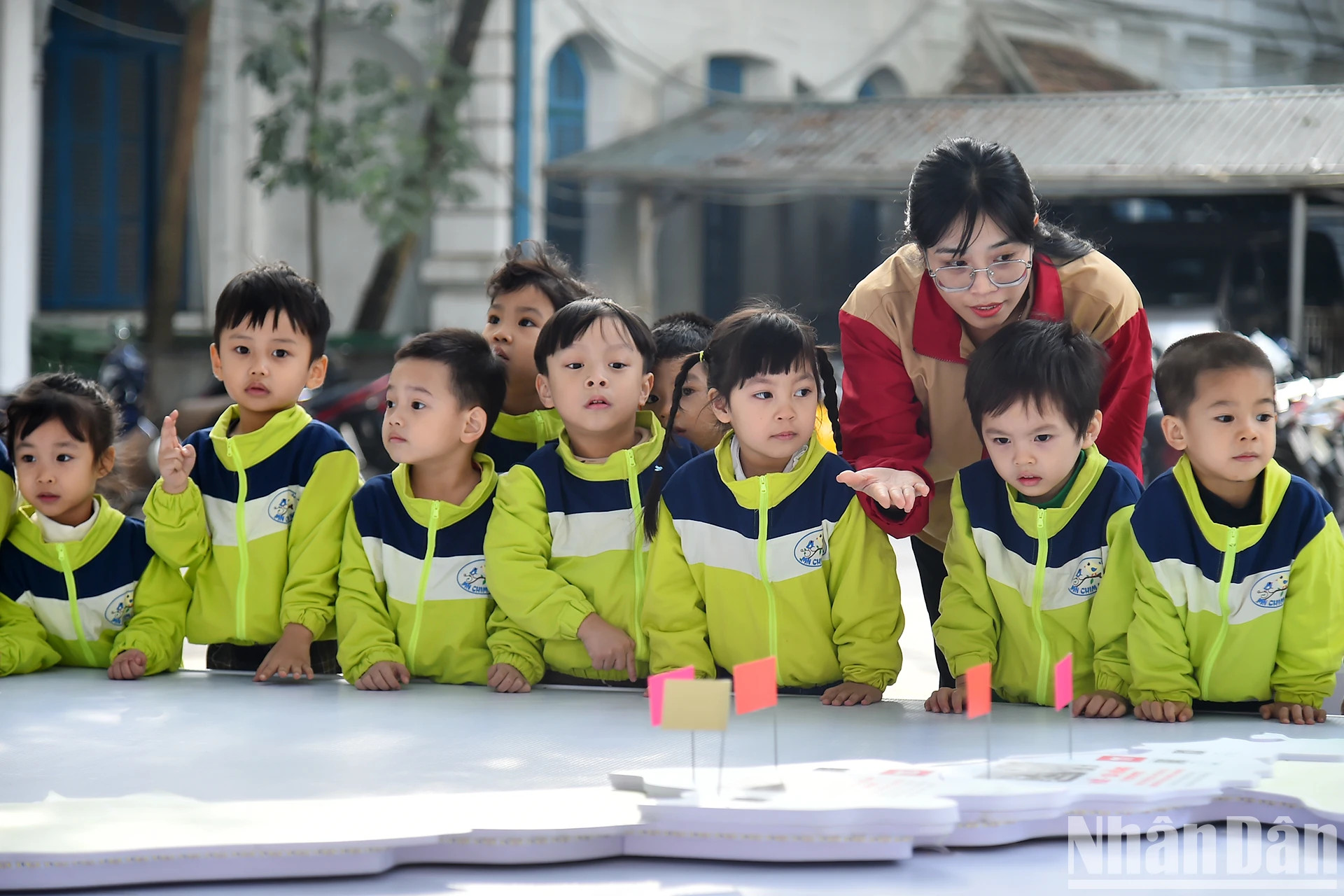 海内市还剑郡小鸟幼儿园的师生参观“著名战役与杰出将领”互动展。 海内市还剑郡小鸟幼儿园的师生参观“著名战役与杰出将领”互动展。