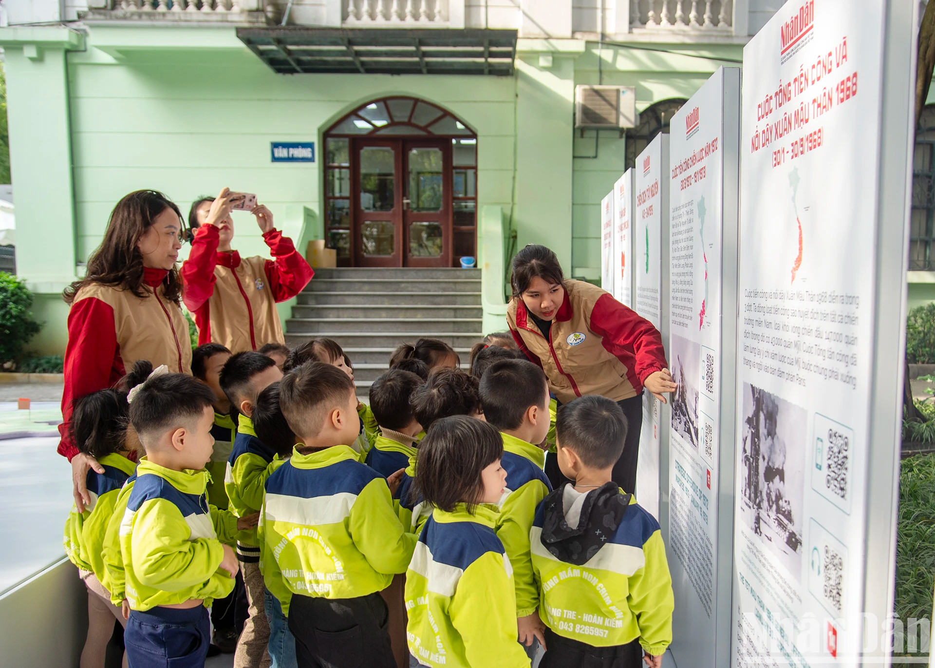 小鸟幼儿园的师生了解越南人民军历史上的战役和作战方式。 小鸟幼儿园的师生了解越南人民军历史上的战役和作战方式。