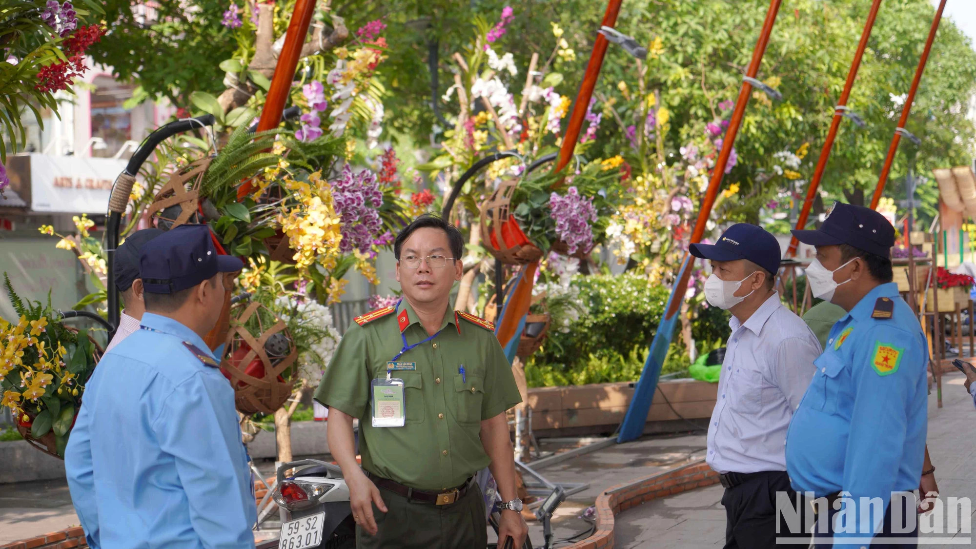 开幕前,不少市代表团来到花街考察,检查开幕前的建设进度。 开幕前,不少市代表团来到花街考察,检查开幕前的建设进度。