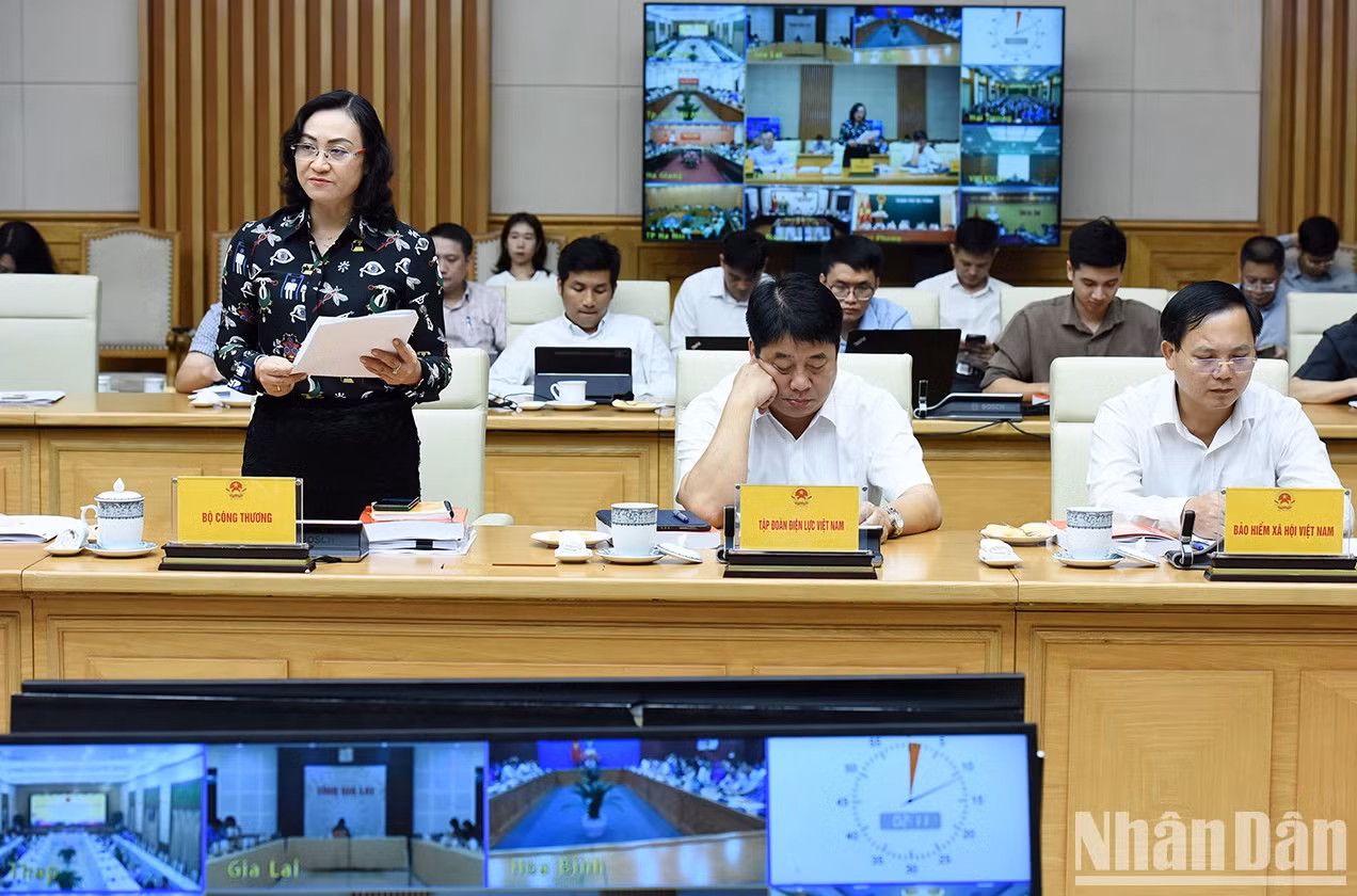 越南工贸部领导代表发言。