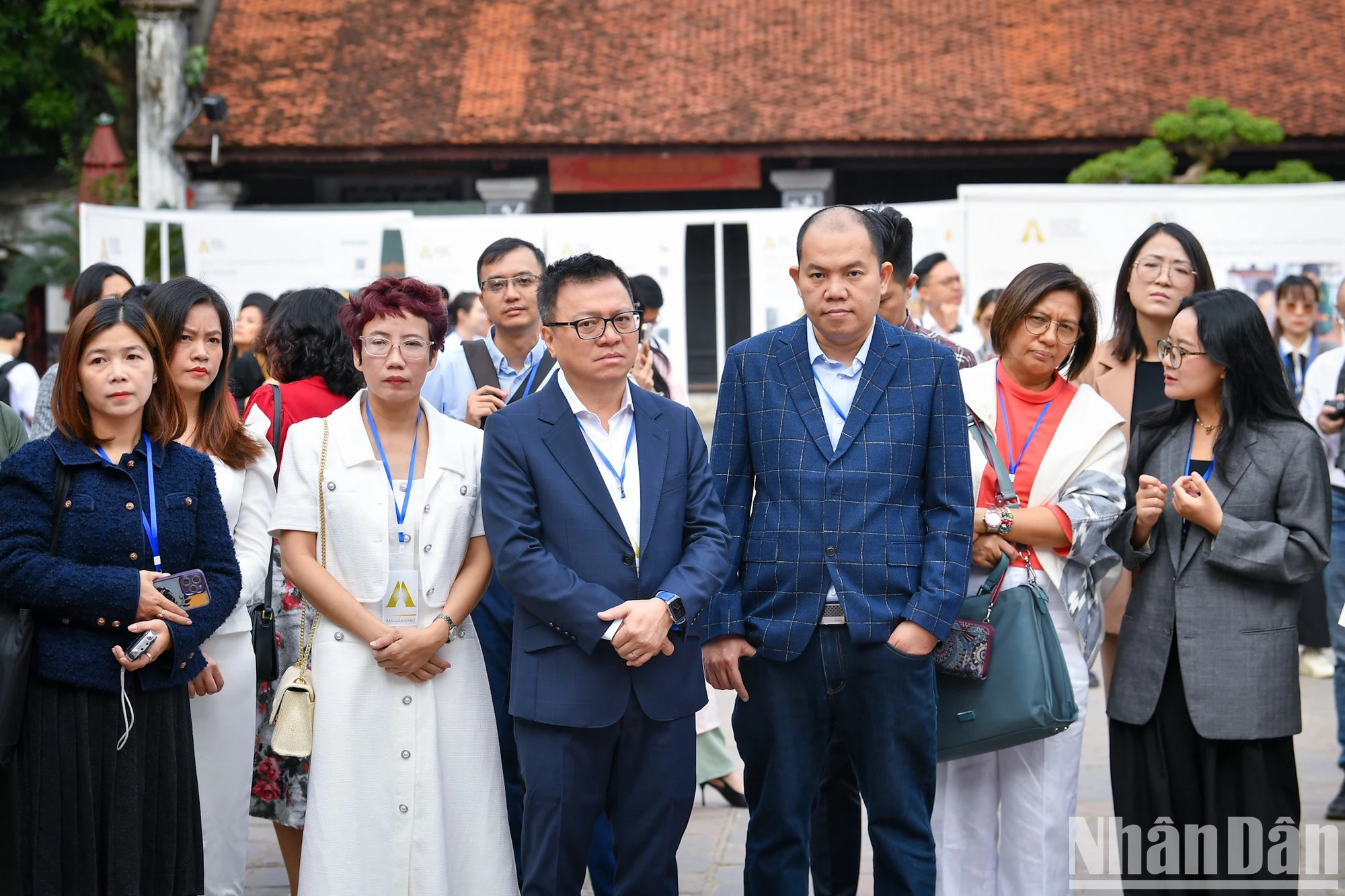 各位代表出席展览会。 各位代表出席展览会。