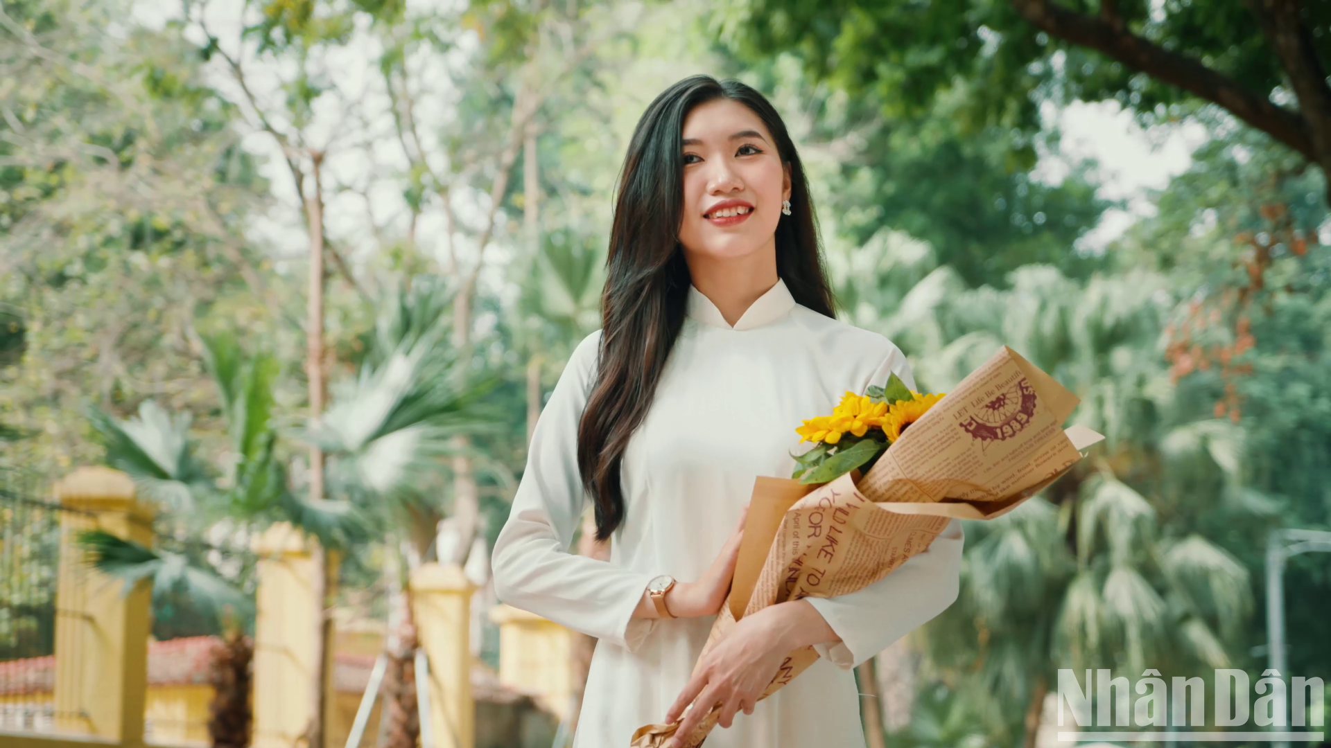 首都街头上的越南女孩。 首都街头上的越南女孩。