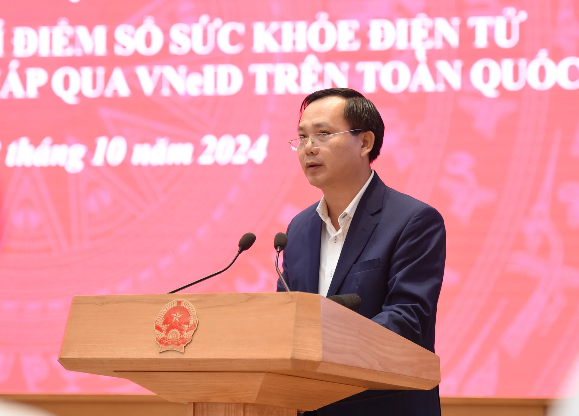 越南社会保险局副局周孟生在会上作报告。