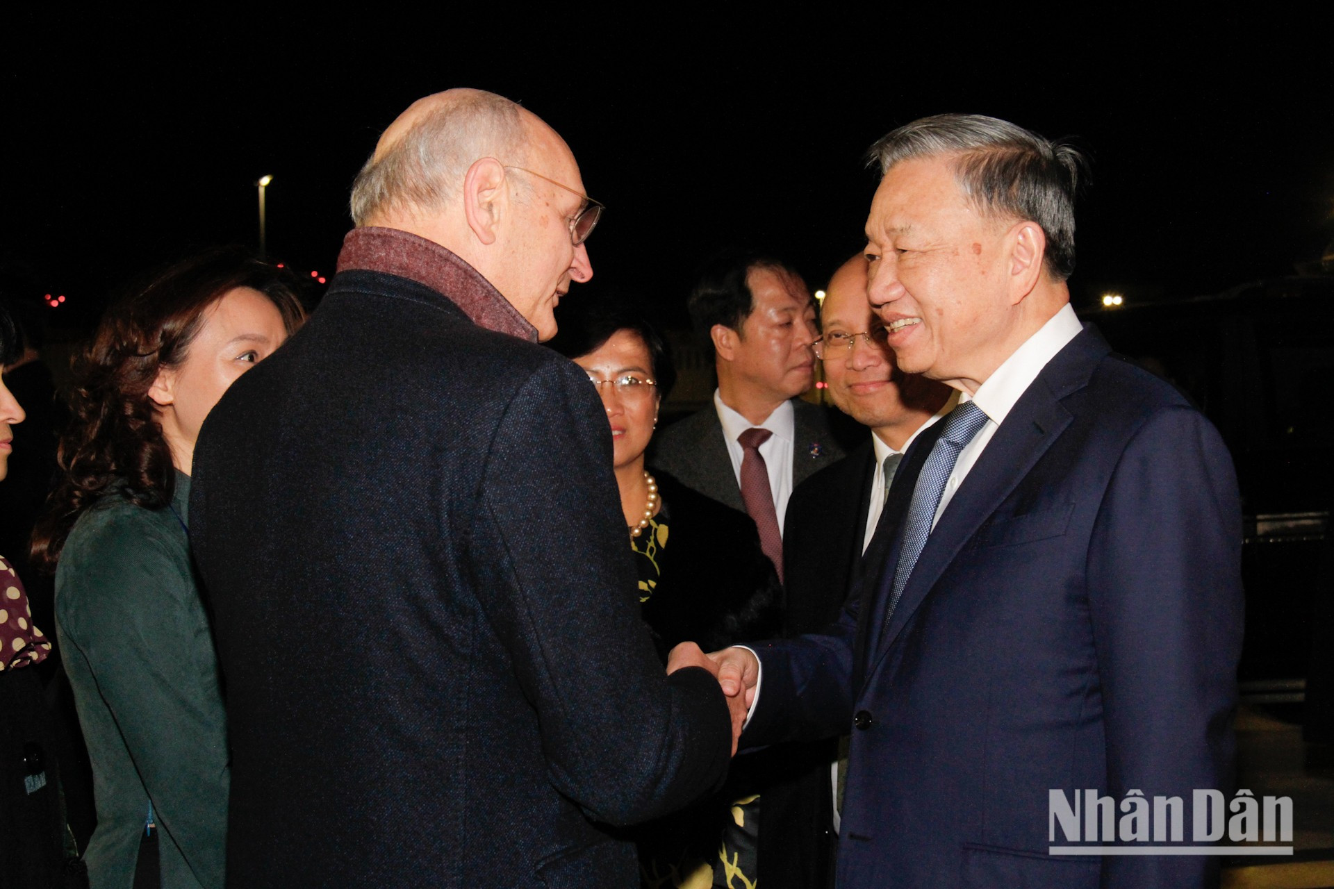 法国掌玺官兼司法部长迪迪埃·米高在奥利机场迎接苏林总书记、国家主席。（明维 摄）