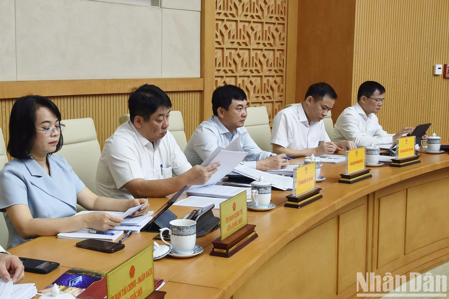 国会委员会领导代表和企业领导代表出席会议。