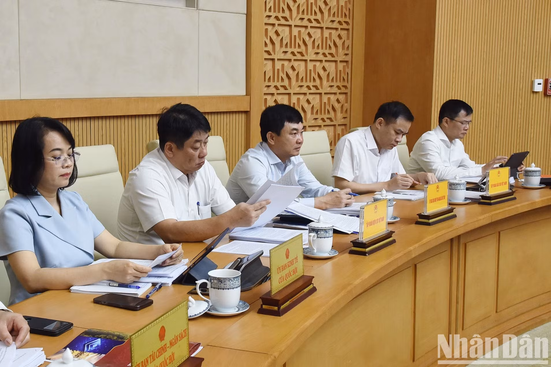 国会委员会领导代表和企业领导代表出席会议。