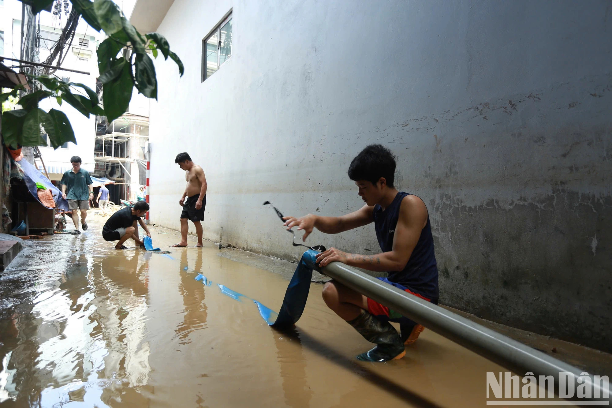 福新坊人民连接水管,将水抽出房屋。 福新坊人民连接水管,将水抽出房屋。