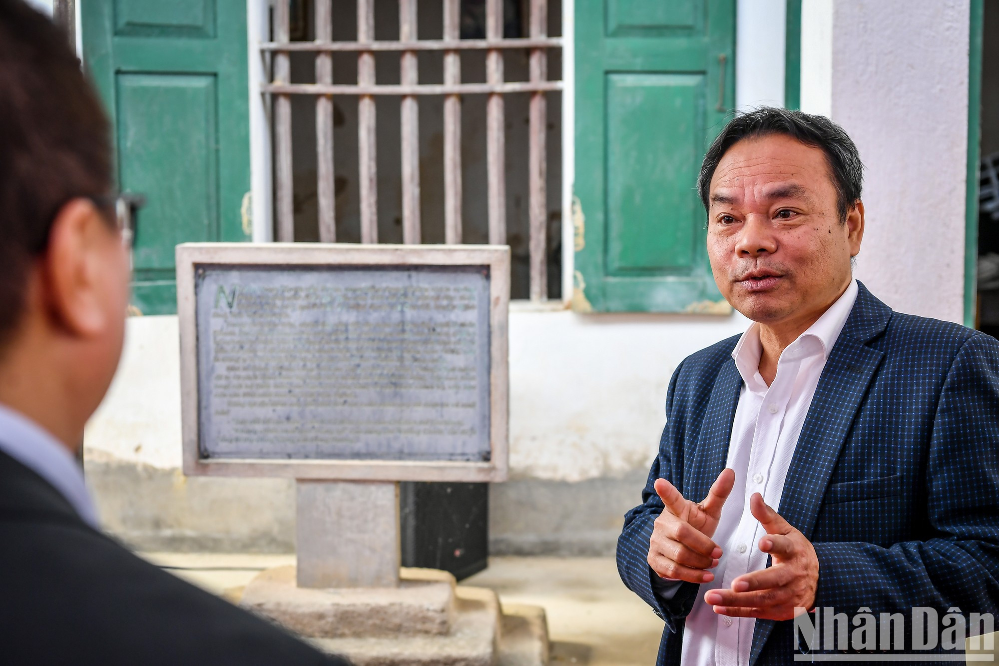 《人民报》社副总编辑丁如欢向与会代表解释了历史碑的意义。 《人民报》社副总编辑丁如欢向与会代表解释了历史碑的意义。