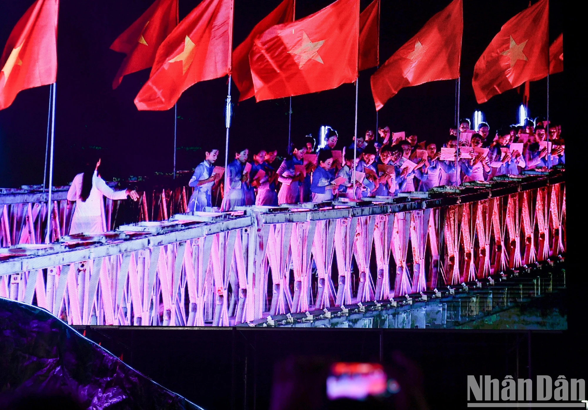 “北纬17度——渴望和平”节目使用一个多空间舞台。制作团队选择了棋台作为中心舞台,此外,还将增加6个具有各自历史价值的卫星表演空间,如武装人民公安战士纪念台区、贤良桥等等。 “北纬17度——渴望和平”节目使用一个多空间舞台。制作团队选择了棋台作为中心舞台,此外,还将增加6个具有各自历史价值的卫星表演空间,如武装人民公安战士纪念台区、贤良桥等等。