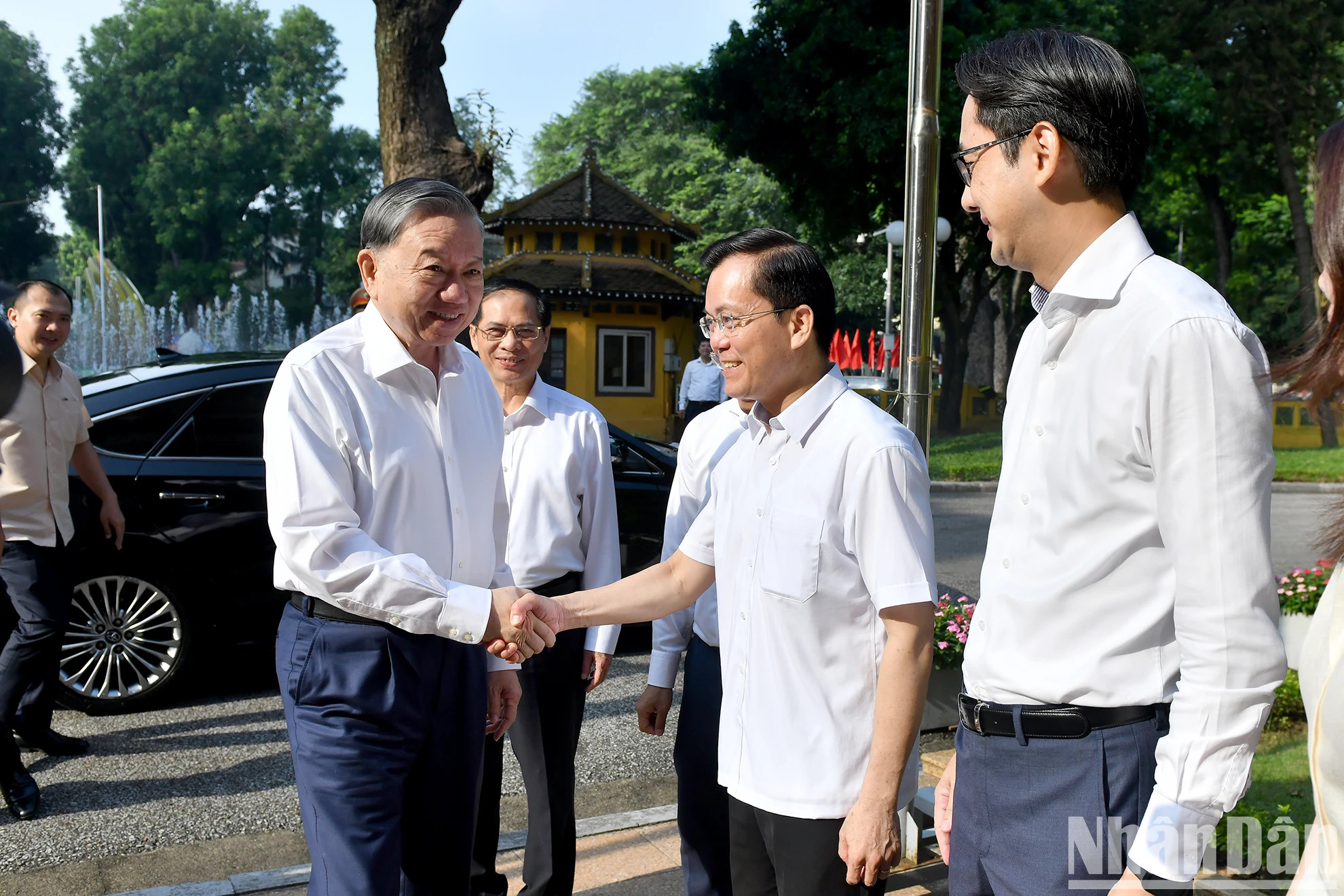 苏林总书记、国家主席与外交部党委干部。