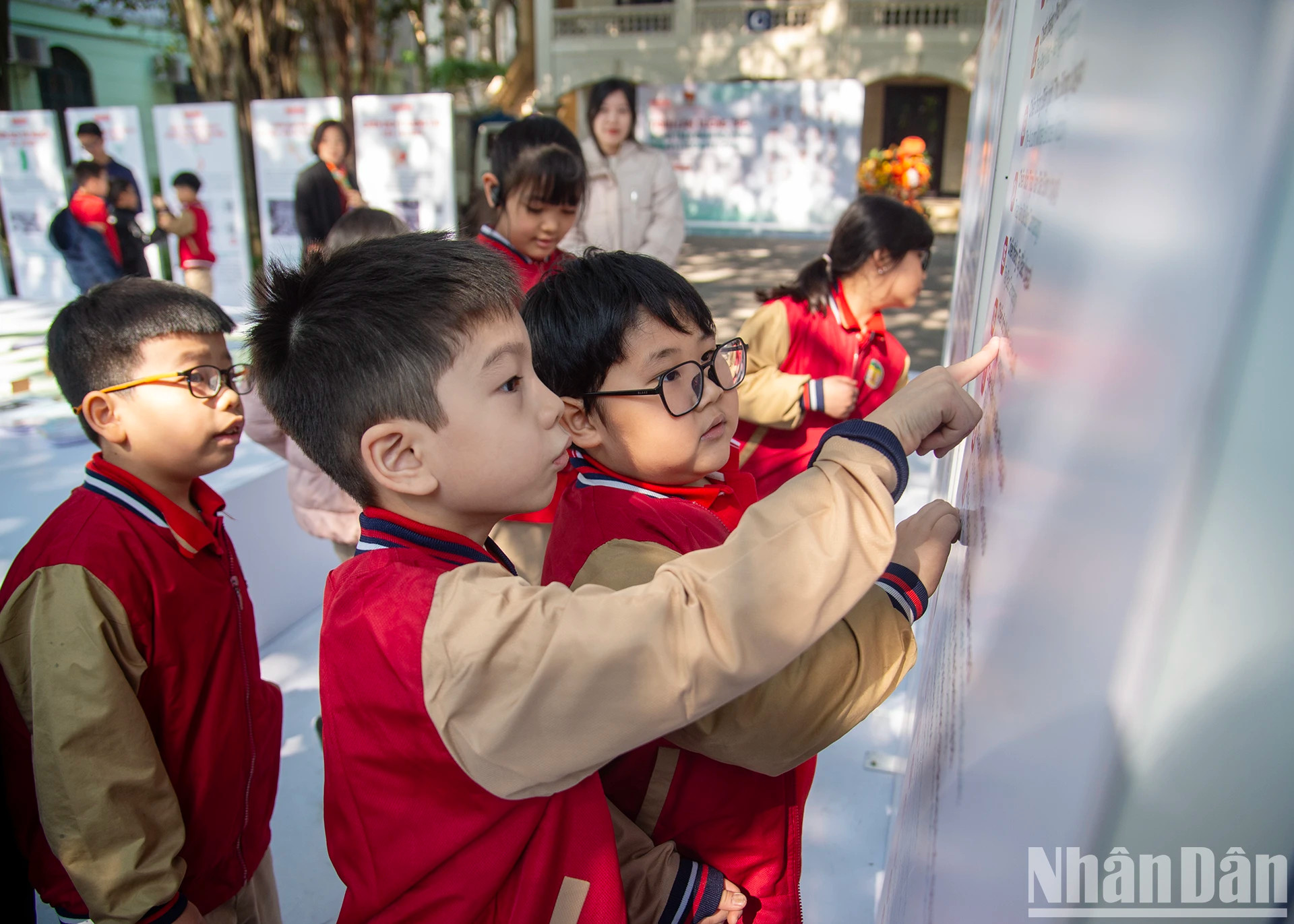 长安小学的学生通过展览了解越南人民军的历史。 长安小学的学生通过展览了解越南人民军的历史。