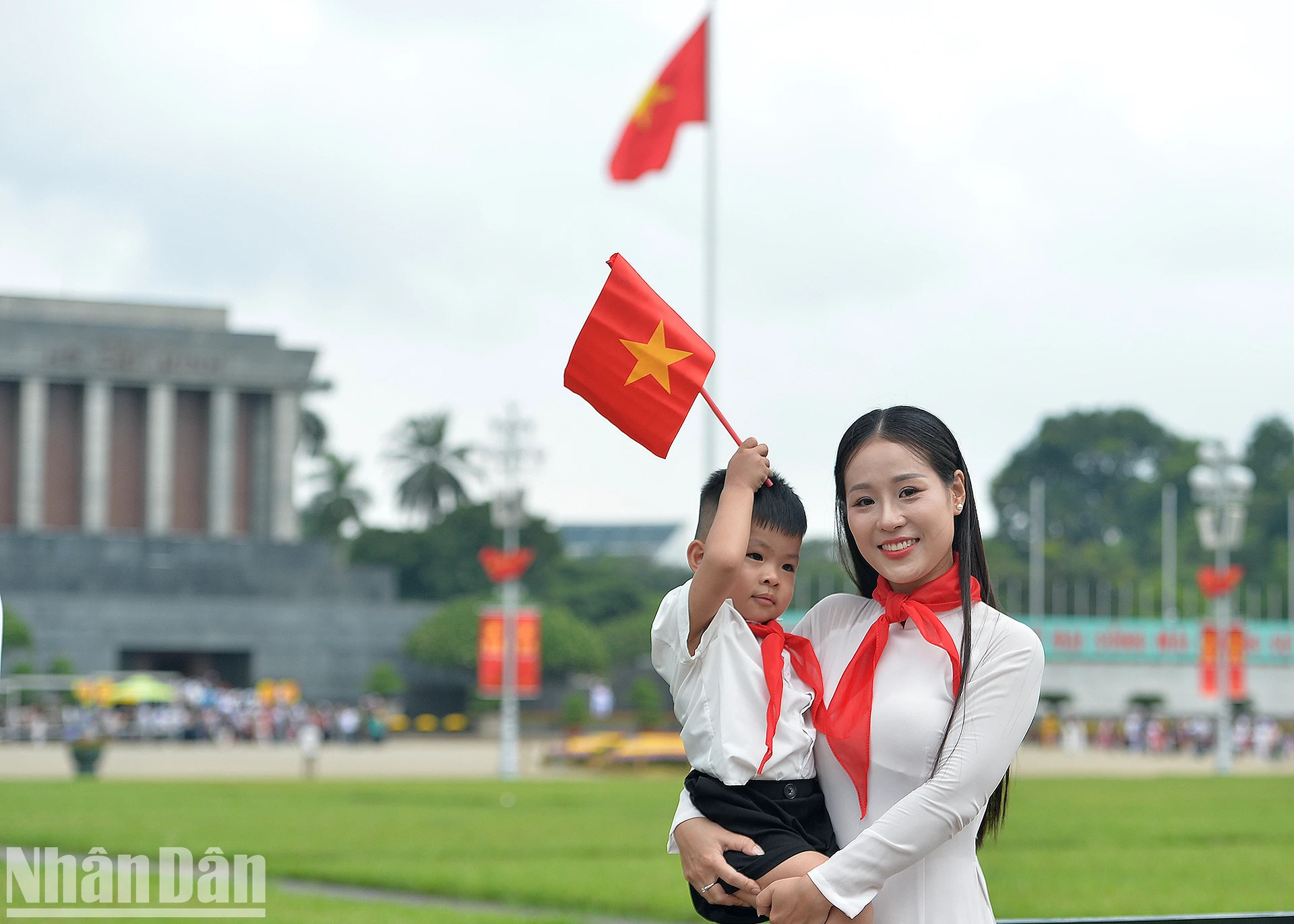 不仅是孩子,家长们也自豪地在脖子上系上红领巾。 不仅是孩子,家长们也自豪地在脖子上系上红领巾。