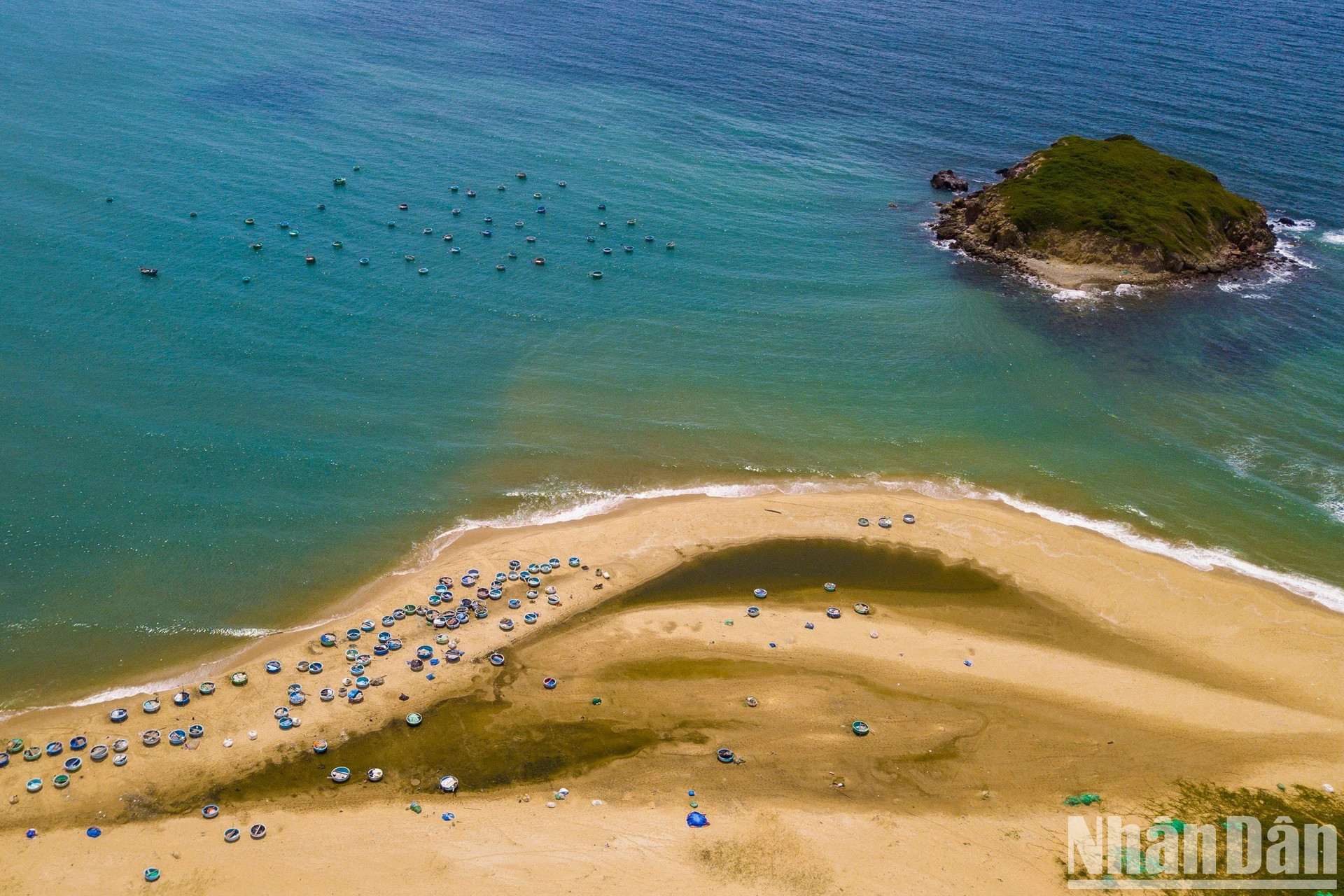 绵长的海岸线创造出美丽的自然景观,吸引着游客。 绵长的海岸线创造出美丽的自然景观,吸引着游客。