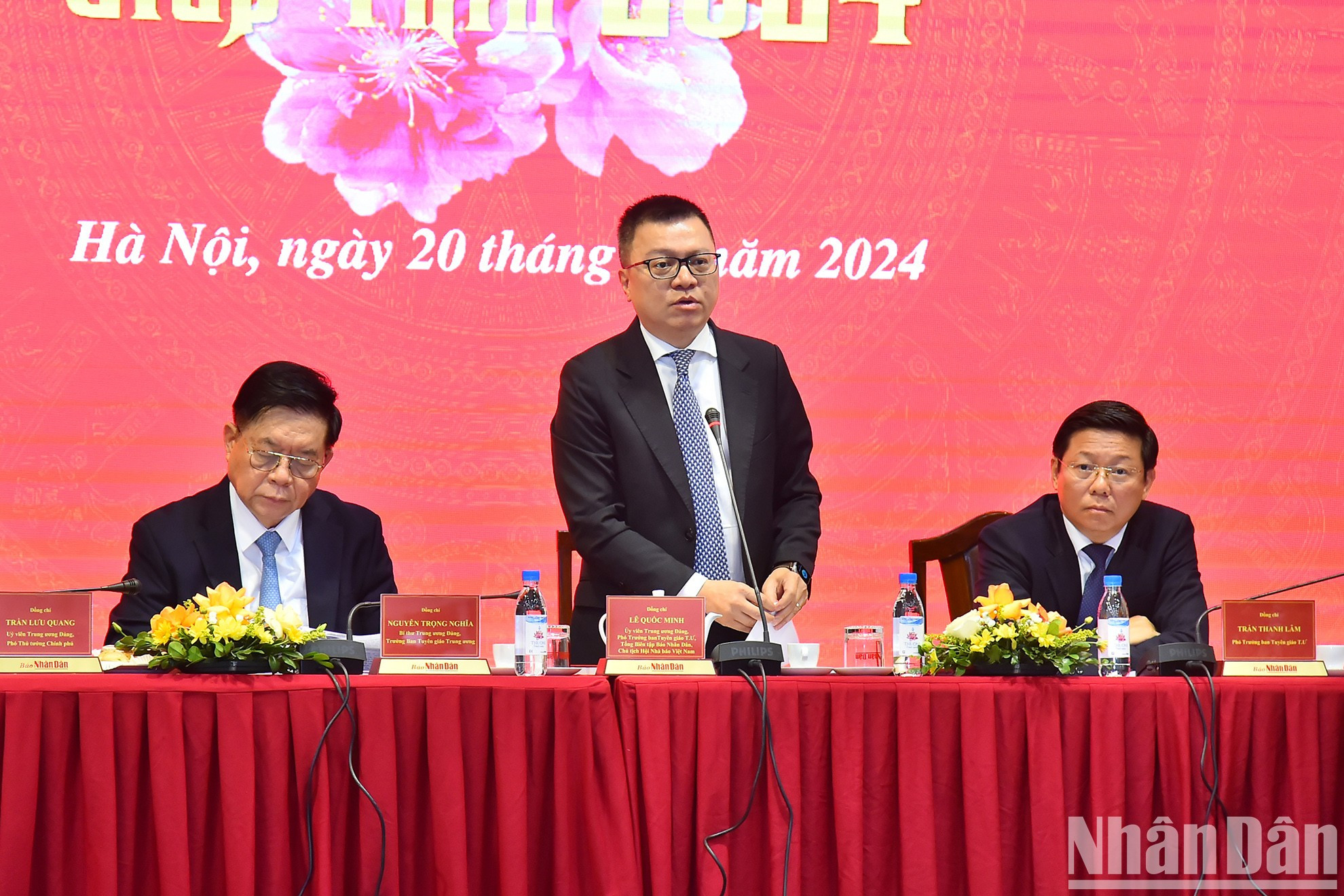 越共中央委员、《人民报》社总编辑、中央宣教部副部长、越南新闻工作者协会主席黎国明在会上发表讲话。 越共中央委员、《人民报》社总编辑、中央宣教部副部长、越南新闻工作者协会主席黎国明在会上发表讲话。