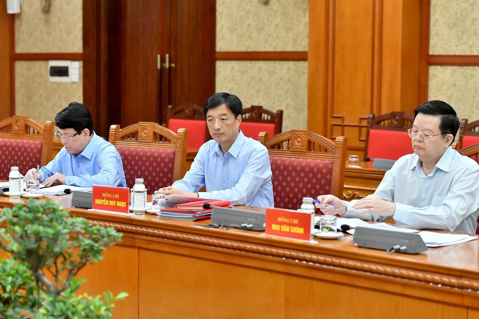 各位领导出席会议。