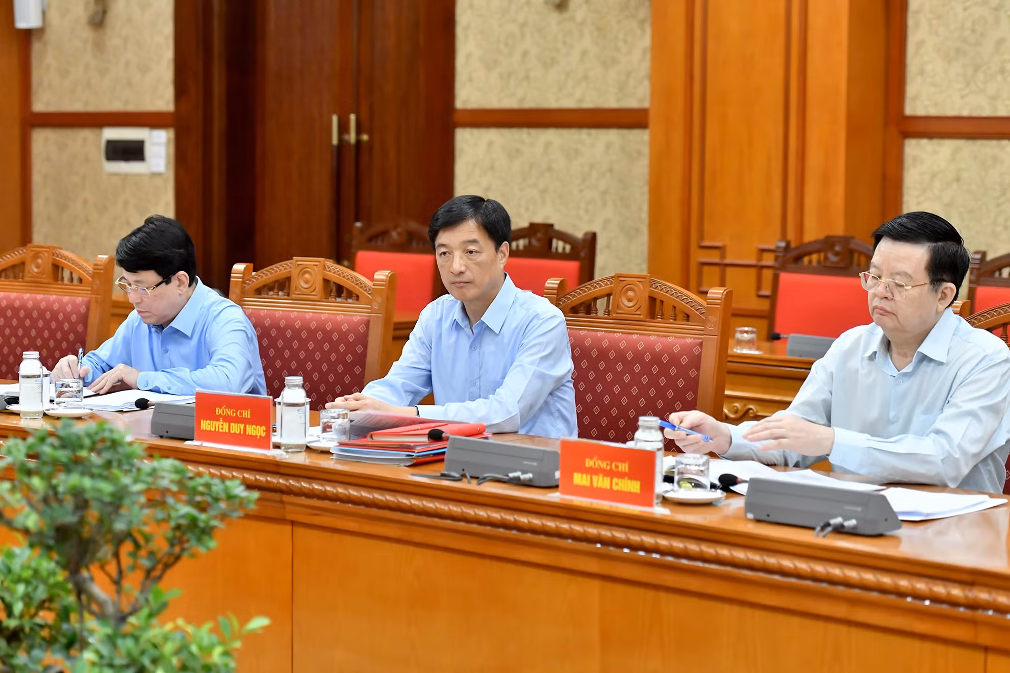 各位领导出席会议。