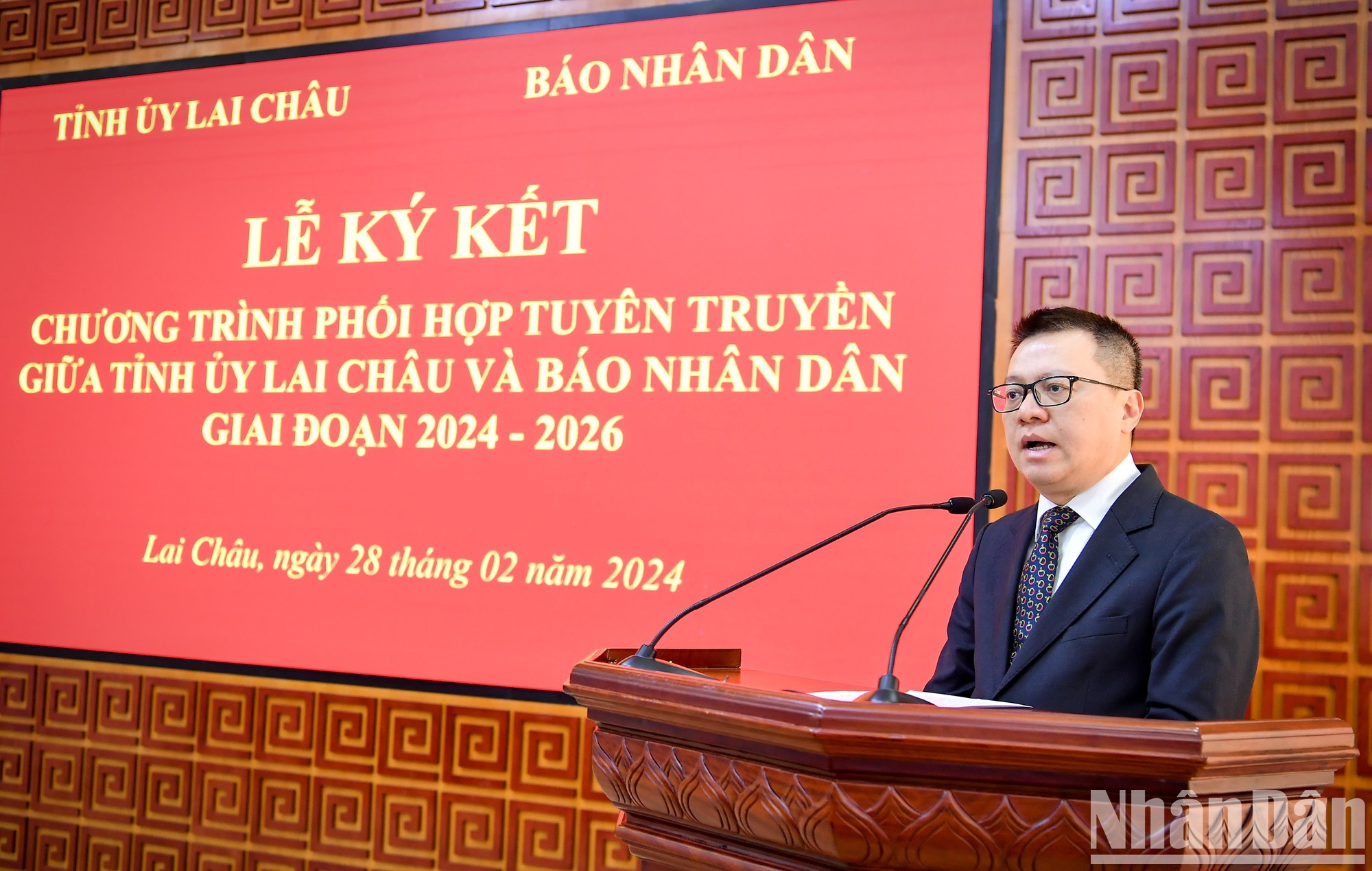 《人民报》社总编辑黎国明在签字仪式上发表讲话。