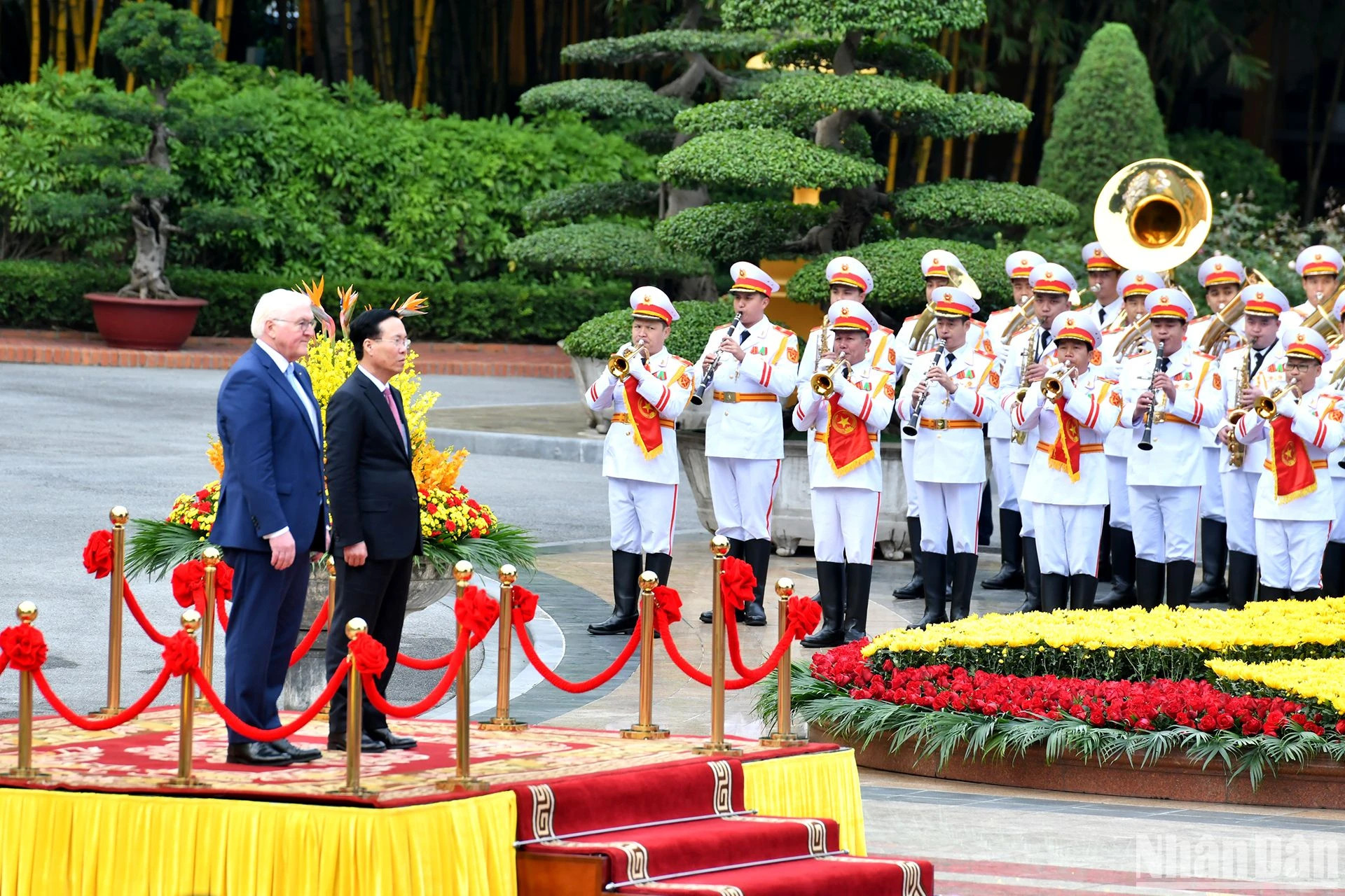 越南国家主席武文赏与德国总统弗兰克-瓦尔特·施泰因迈尔向国旗敬礼。 越南国家主席武文赏与德国总统弗兰克-瓦尔特·施泰因迈尔向国旗敬礼。