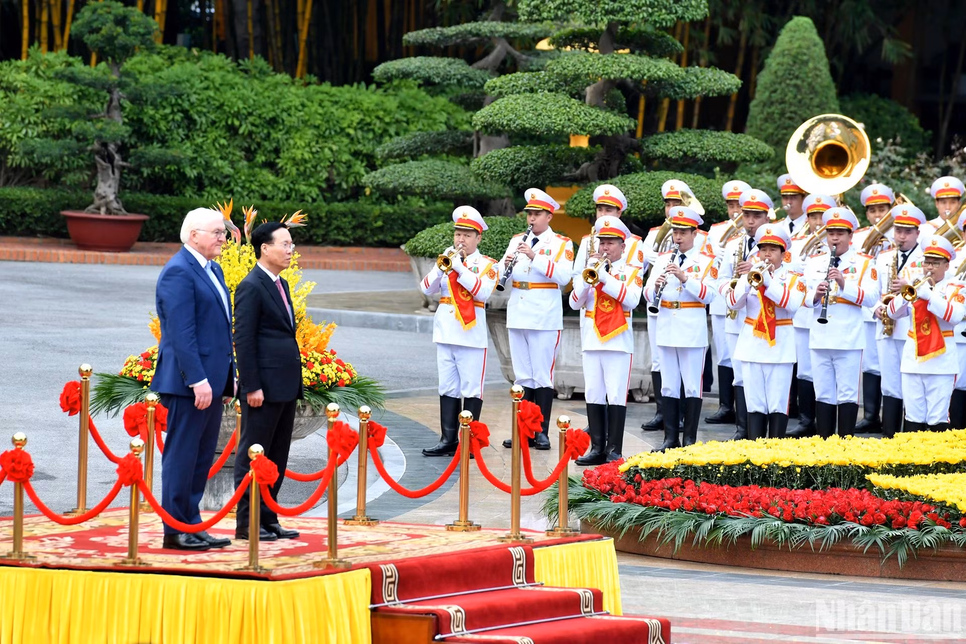 越南国家主席武文赏与德国总统弗兰克-瓦尔特·施泰因迈尔向国旗敬礼。