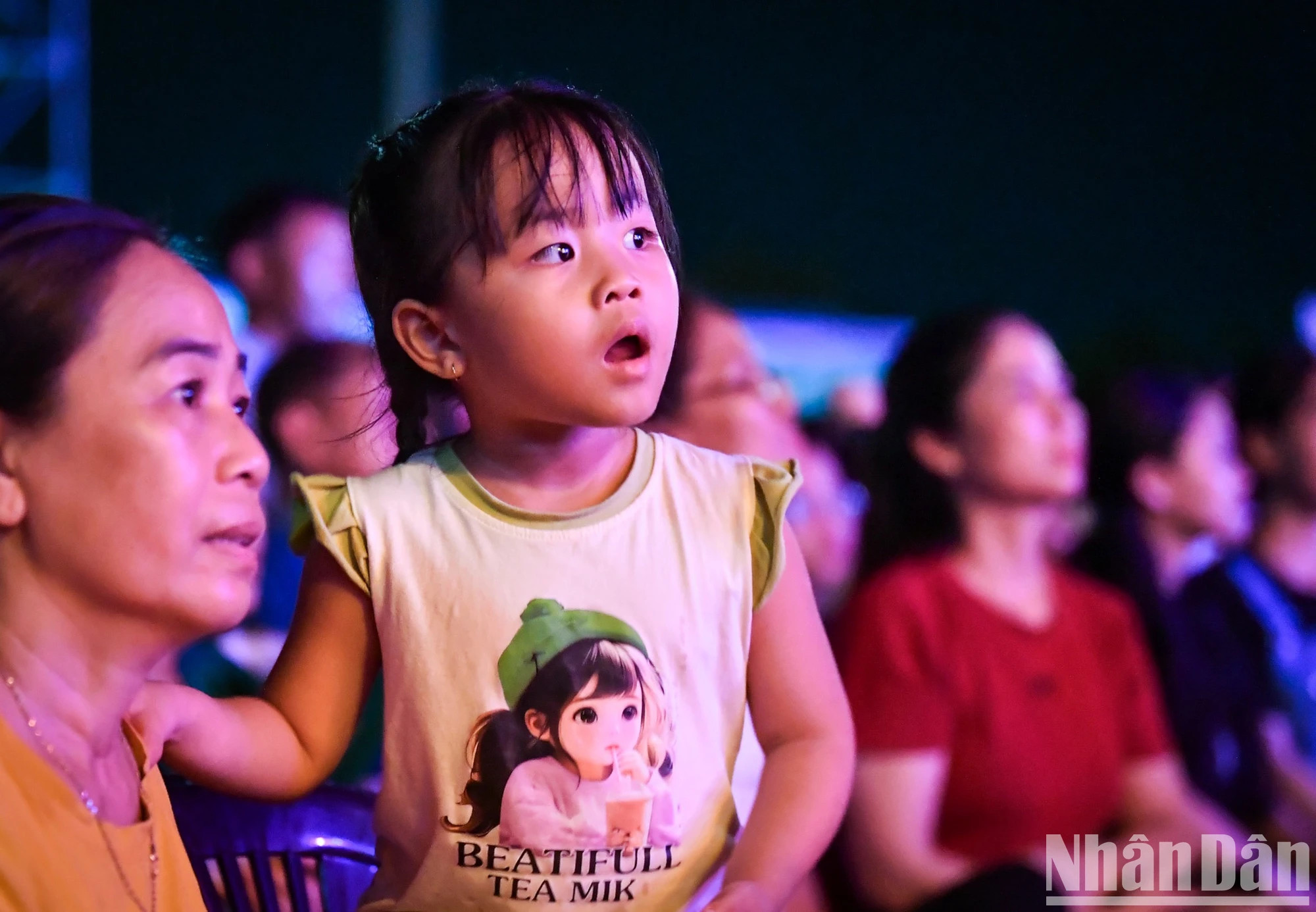 排练仪式上的精彩文艺表演也吸引小朋友的注意。 排练仪式上的精彩文艺表演也吸引小朋友的注意。