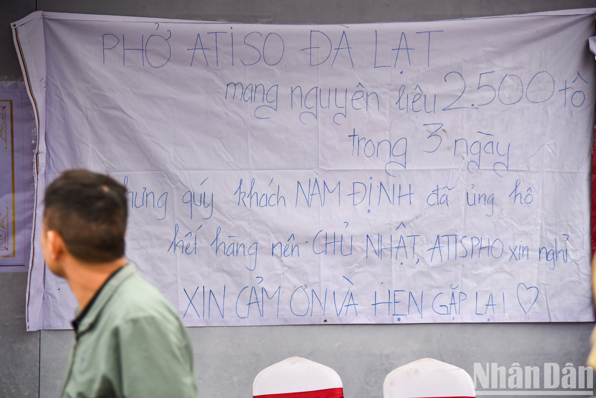 大叻市的Artiso河粉展位经过两天全力运营后,因为原料用尽而不得不停止营业。 大叻市的Artiso河粉展位经过两天全力运营后,因为原料用尽而不得不停止营业。