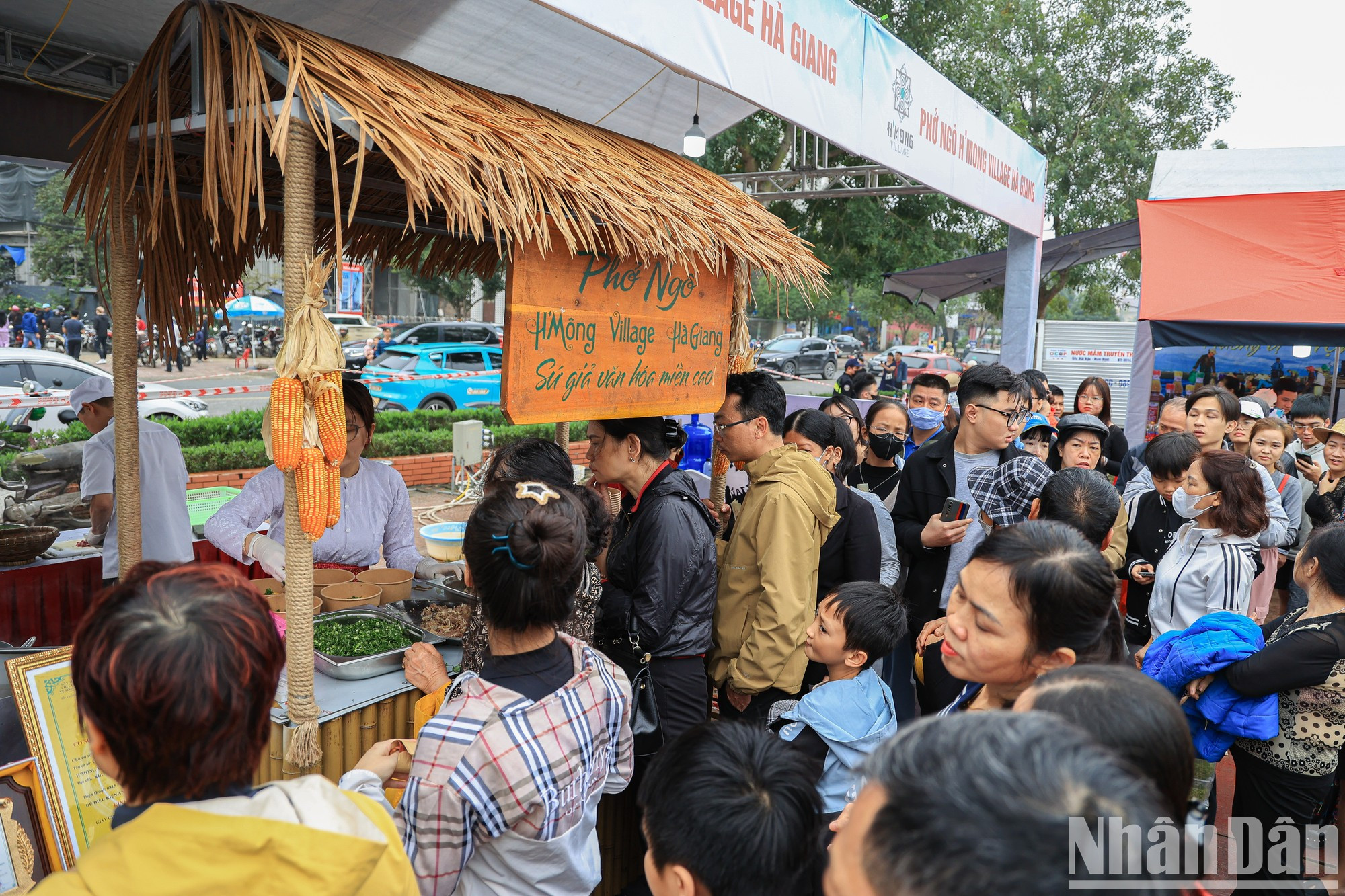 整个节日的三天里,河江玉米河粉展位仍然挤满了食客。 整个节日的三天里,河江玉米河粉展位仍然挤满了食客。