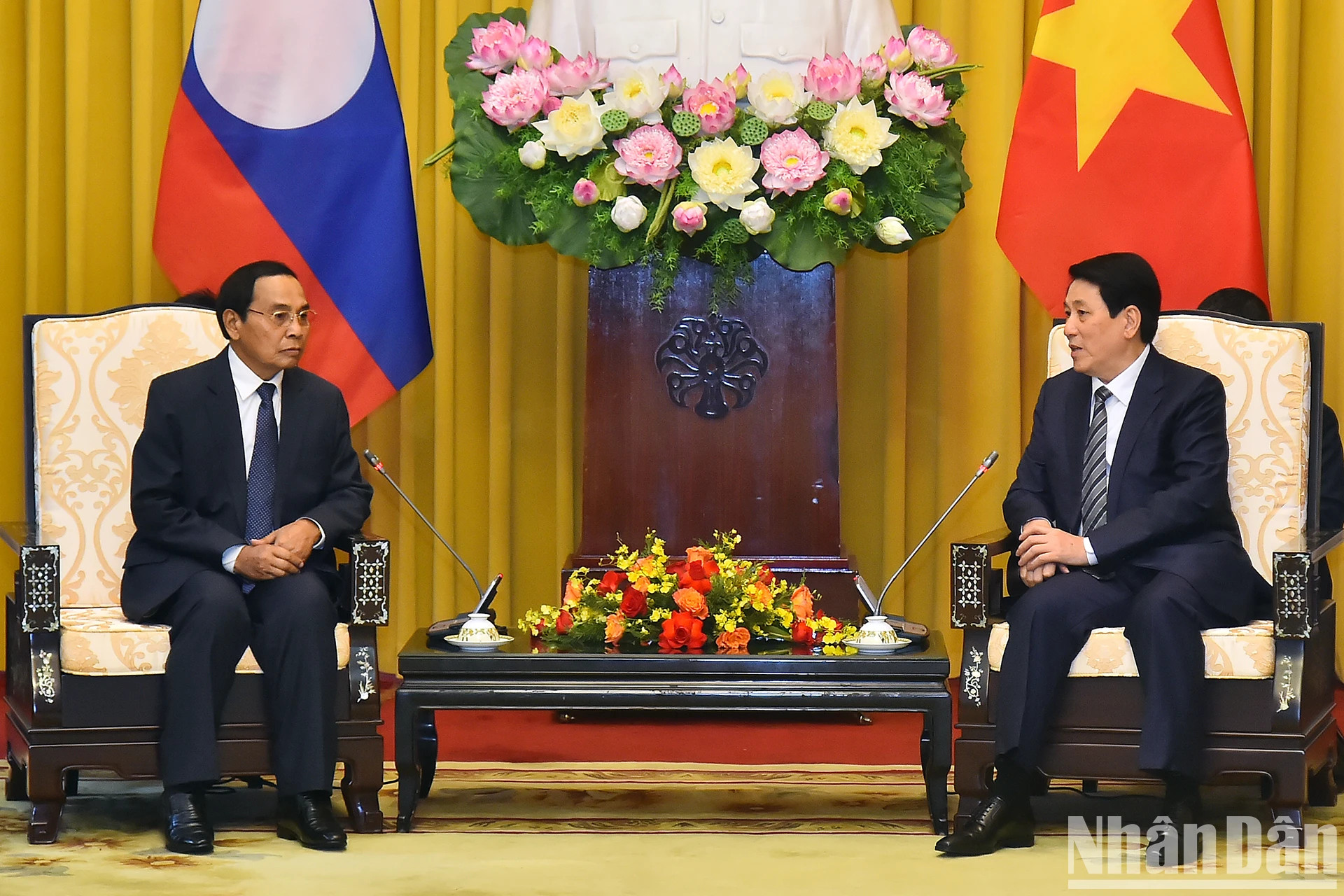 越南国家主席梁强会见老挝人民革命党中央政治局委员、中央书记处常务书记兼老挝国家副主席本通·吉玛尼。 越南国家主席梁强会见老挝人民革命党中央政治局委员、中央书记处常务书记兼老挝国家副主席本通·吉玛尼。