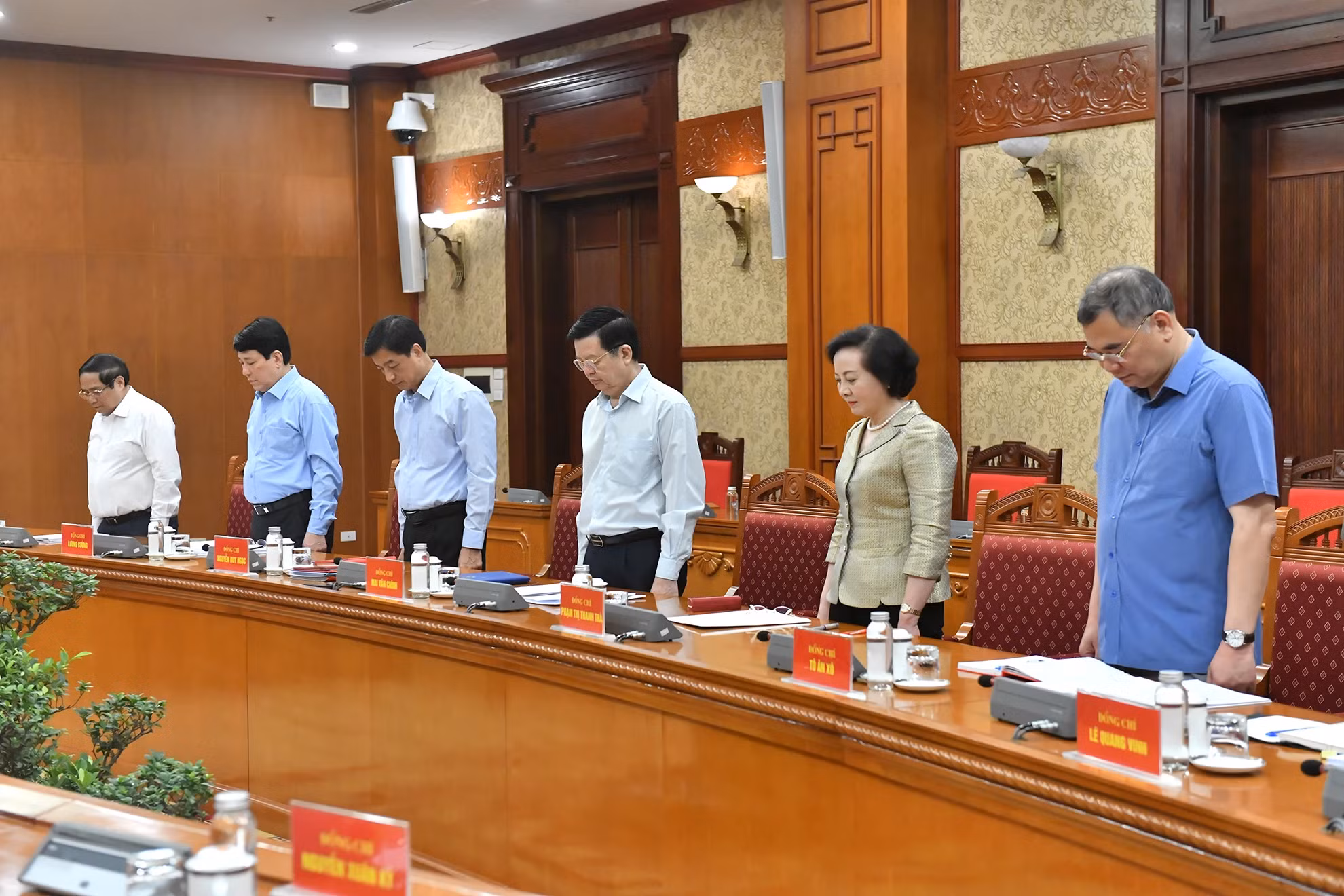 各位党和国家领导默哀已故阮富仲总书记。