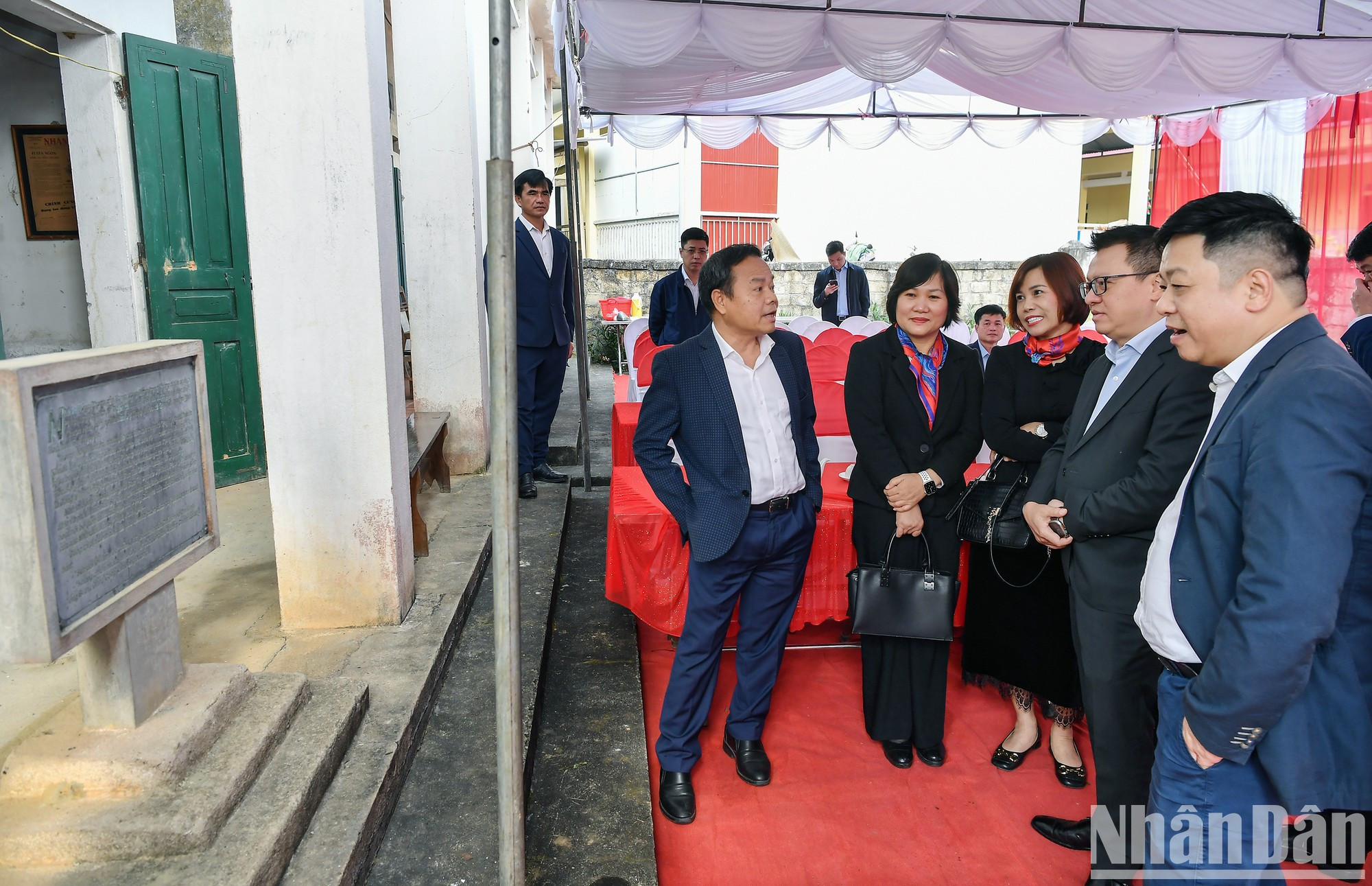 各位代表了解此地方的历史意义。 各位代表了解此地方的历史意义。