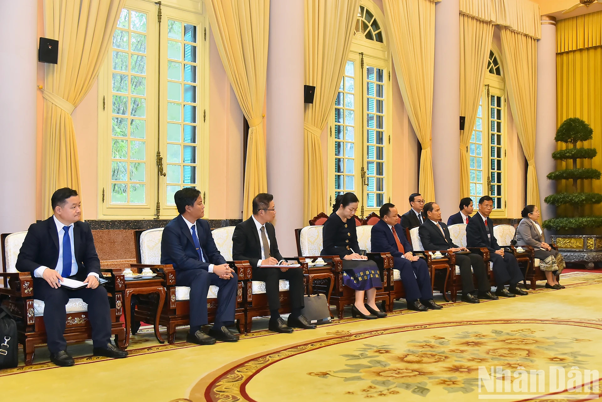 老挝代表团成员出席会见。 老挝代表团成员出席会见。