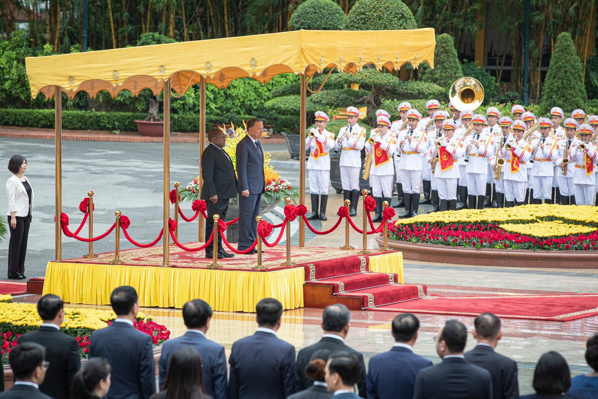 越共中央总书记、国家主席苏林与莫桑比克总统菲利佩·雅辛托·纽西登上荣誉主席台。 越共中央总书记、国家主席苏林与莫桑比克总统菲利佩·雅辛托·纽西登上荣誉主席台。