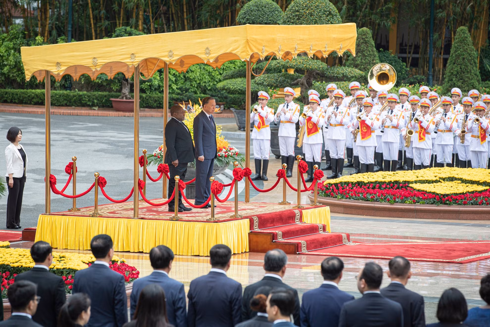 越共中央总书记、国家主席苏林与莫桑比克总统菲利佩·雅辛托·纽西登上荣誉主席台。