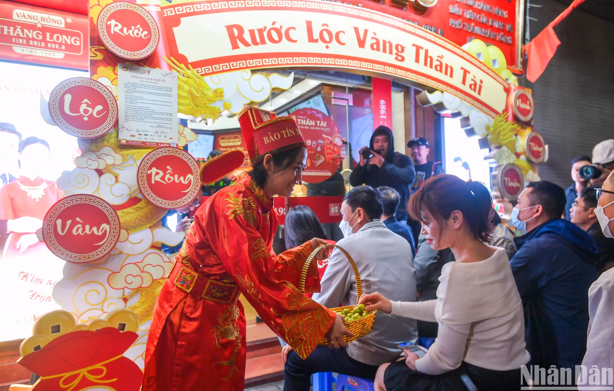 按照越南春节习俗，大年初十是“财神节”。在这一天里，人民经常购买金饰，祈求在新的一年生意兴隆，财源滚滚。