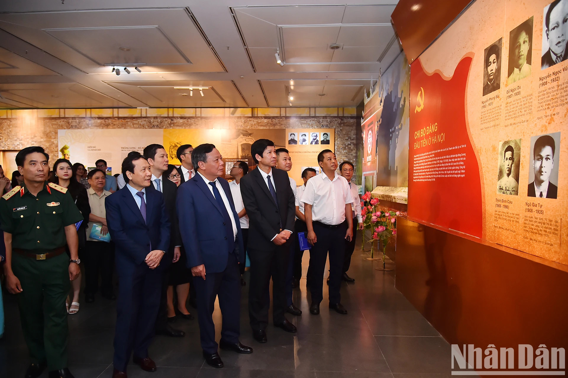 代表们在展览会上参观河内第一个党支部的展区。 代表们在展览会上参观河内第一个党支部的展区。