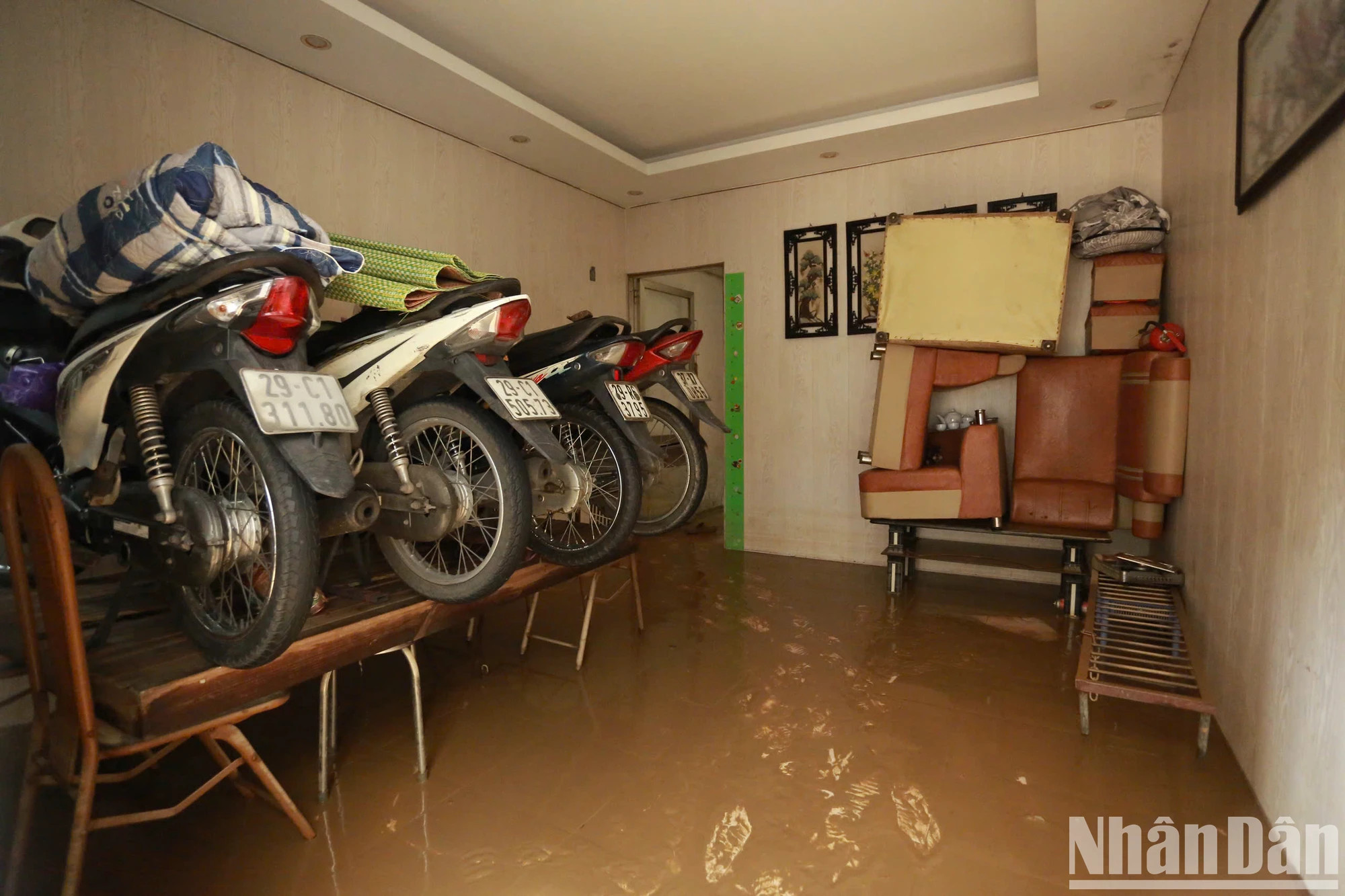 这家庭,摩托车在水上涨之前就被及时垫高。 这家庭,摩托车在水上涨之前就被及时垫高。