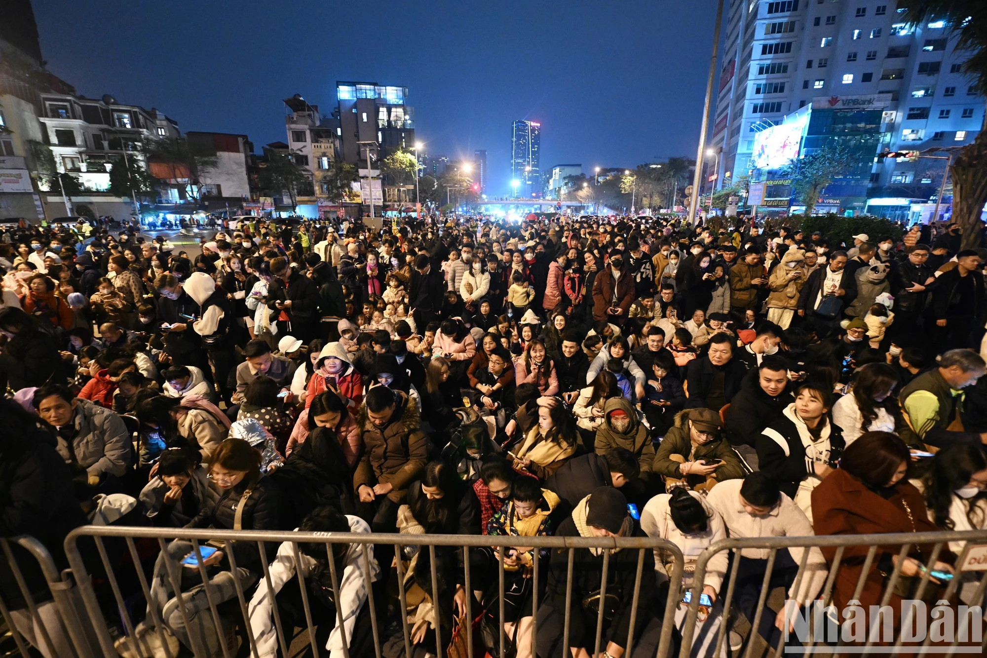 同时，许多人从早就聚集在西湖地区等待着由2024个无人机组成的艺术灯光表演，名为“河内艺术灯光节 - 灿烂的升龙”。