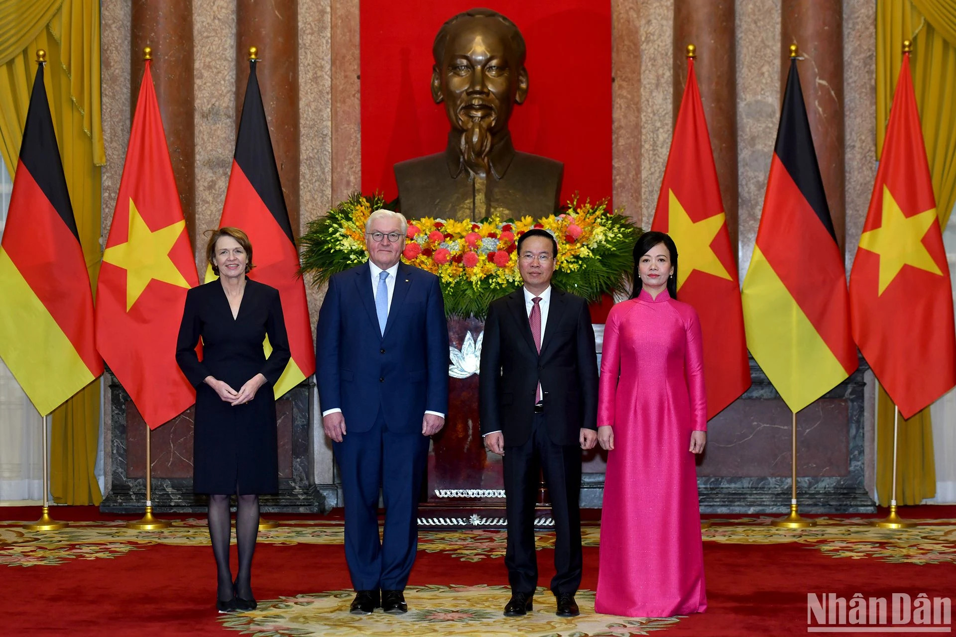 越南国家主席武文赏和夫人与德国总统弗兰克-瓦尔特·施泰因迈尔和夫人。 越南国家主席武文赏和夫人与德国总统弗兰克-瓦尔特·施泰因迈尔和夫人。