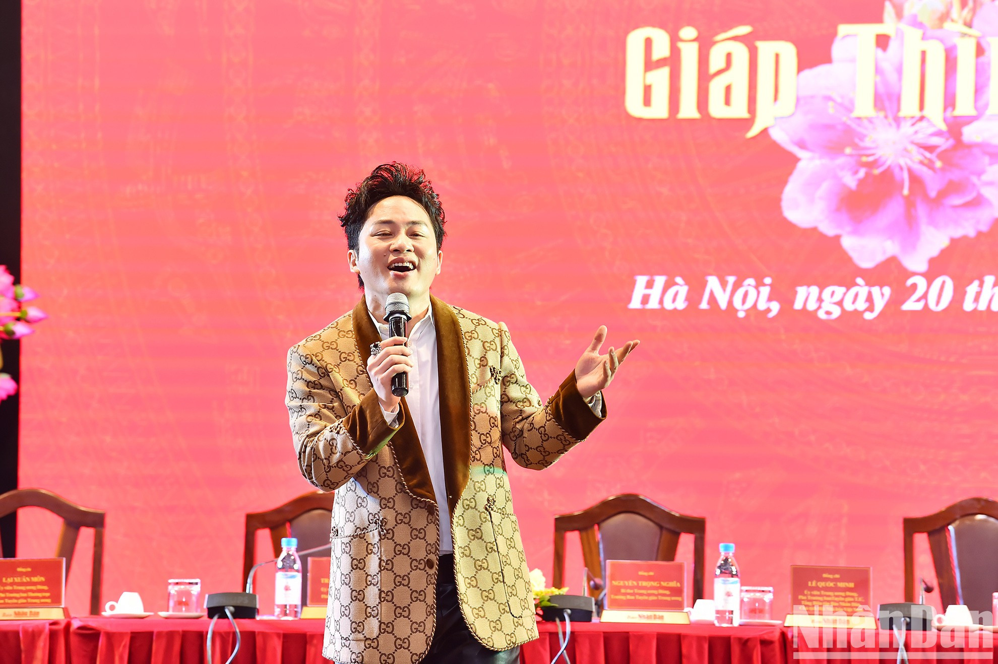 越南歌手松阳在会上演出文艺节目。 越南歌手松阳在会上演出文艺节目。