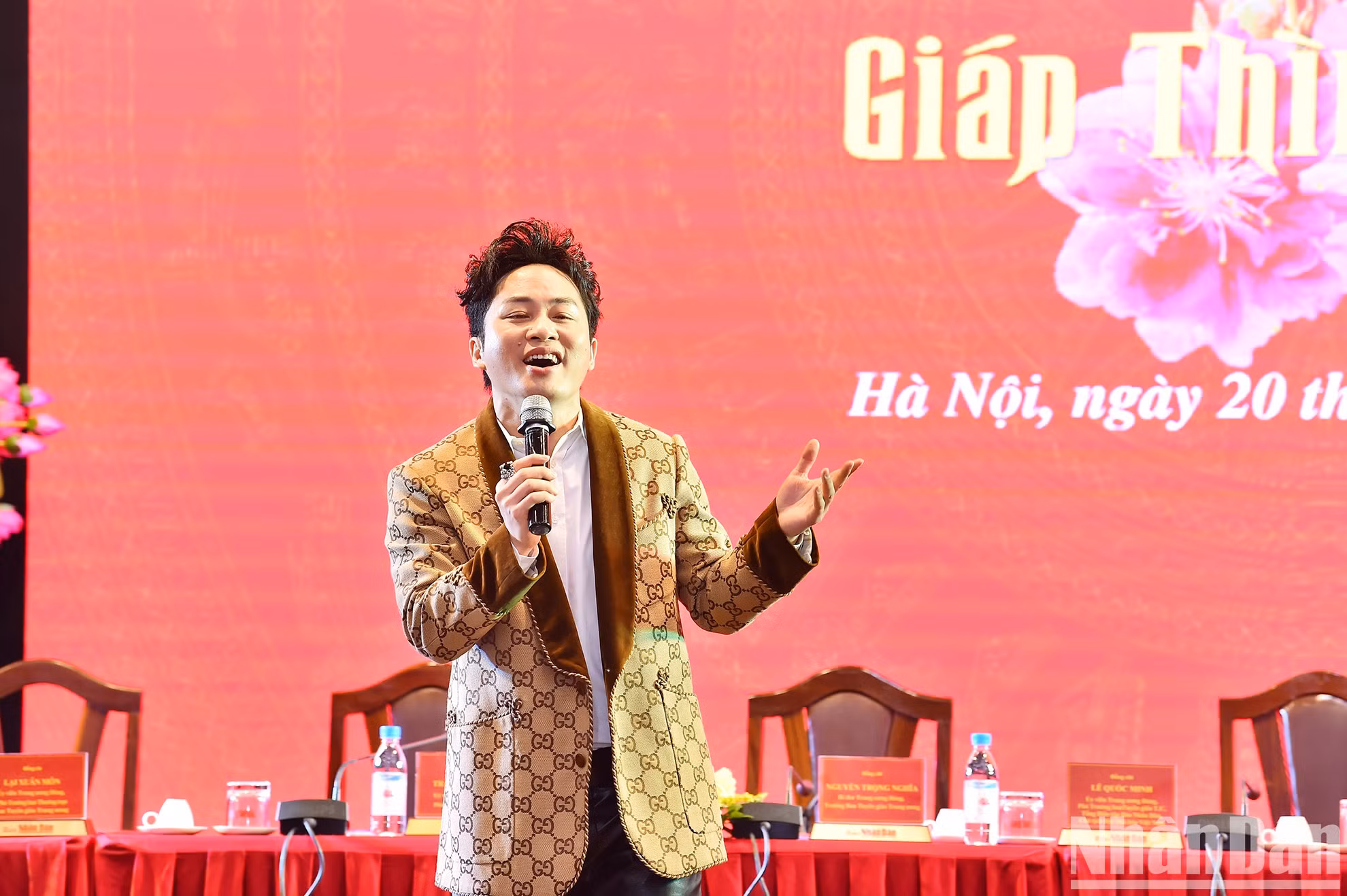 越南歌手松阳在会上演出文艺节目。