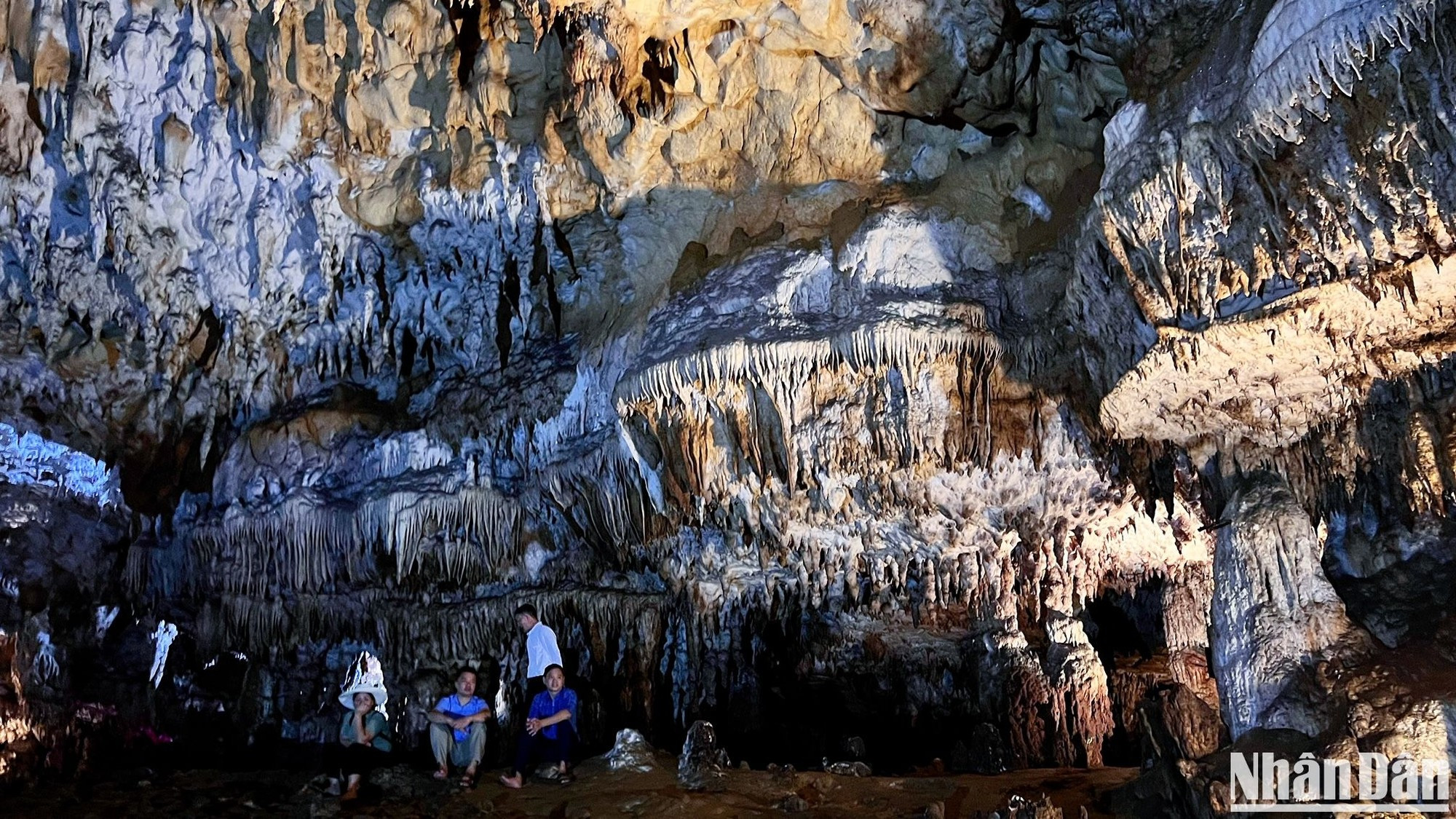 洞穴内部有许多尚未完全探索的小隙道。一些洞室非常宽敞,高达10米。 洞穴内部有许多尚未完全探索的小隙道。一些洞室非常宽敞,高达10米。