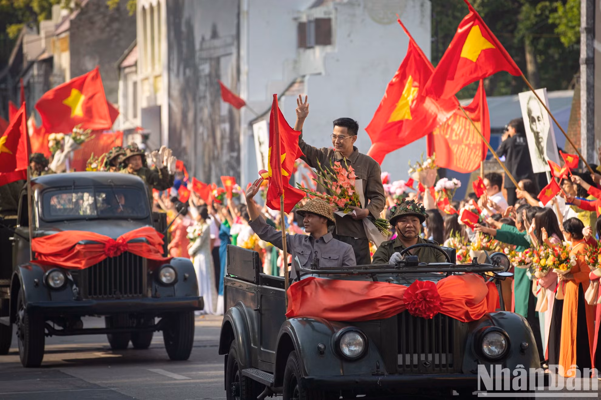 节目的一大亮点是生动地再现了历史性时刻——1954年10月10日,由河内首任行政委员会主席陈维兴医生率领的军队车辆进城的形象。 节目的一大亮点是生动地再现了历史性时刻——1954年10月10日,由河内首任行政委员会主席陈维兴医生率领的军队车辆进城的形象。