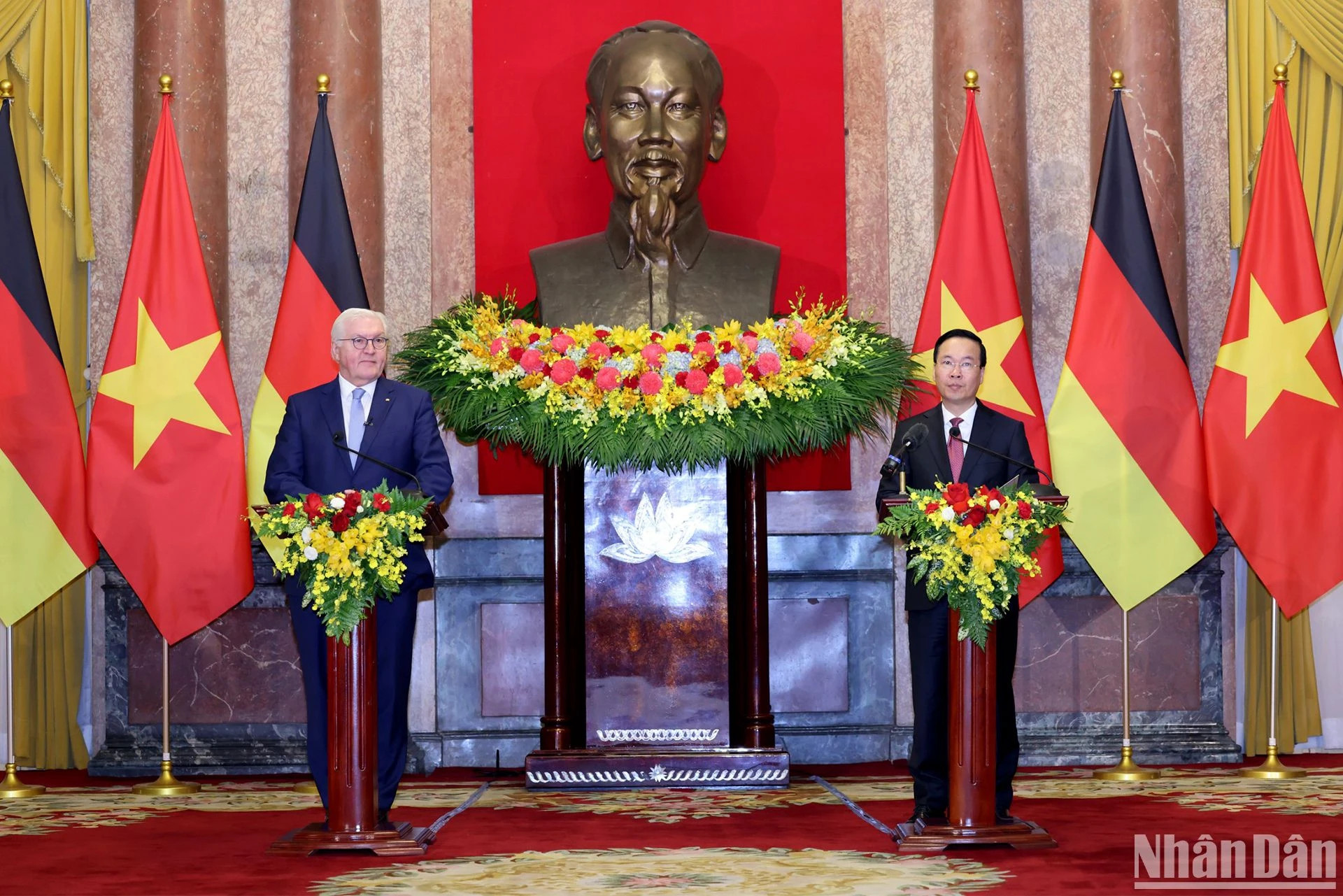 越南国家主席武文赏与德国总统施泰因迈尔会见记者。