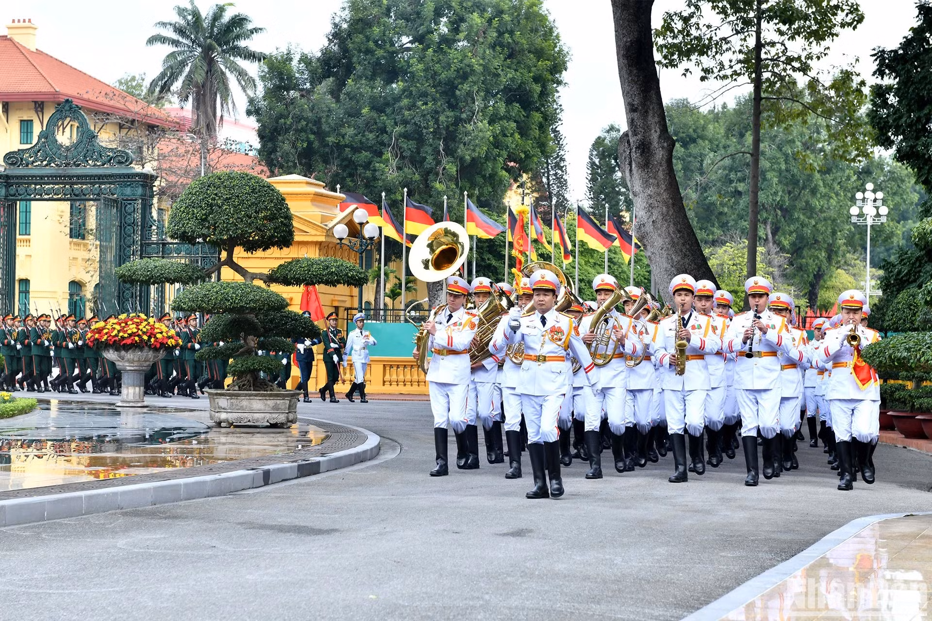 欢迎德国总统施泰因迈尔访越的军乐队。