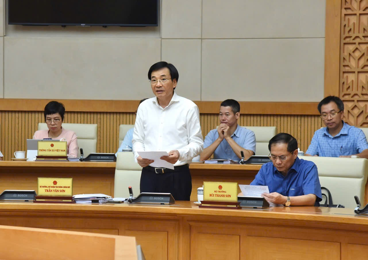 政府办公厅主任在会上发表讲话。 政府办公厅主任在会上发表讲话。