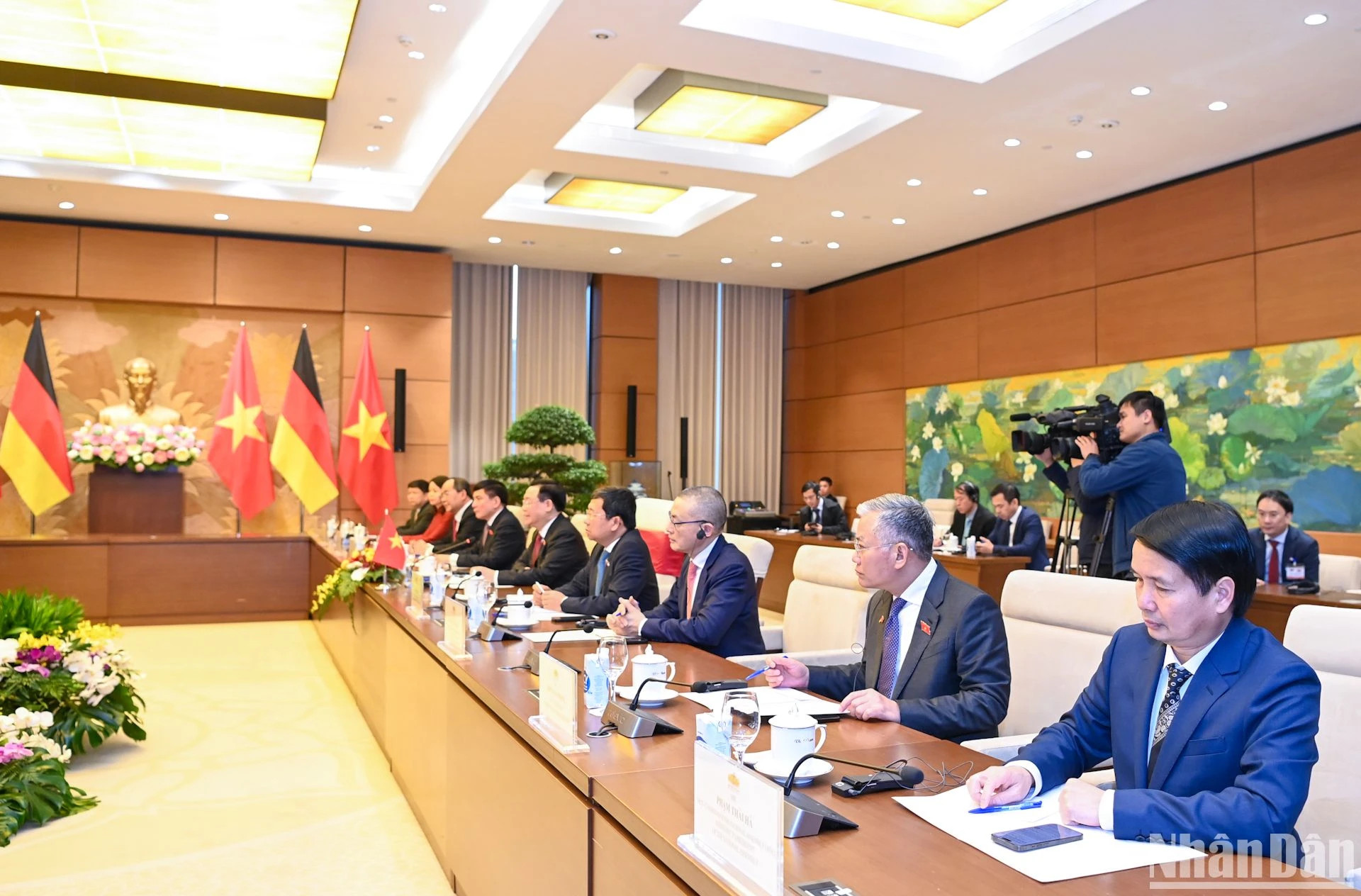 国会主席王廷惠以及越南代表出席会见。