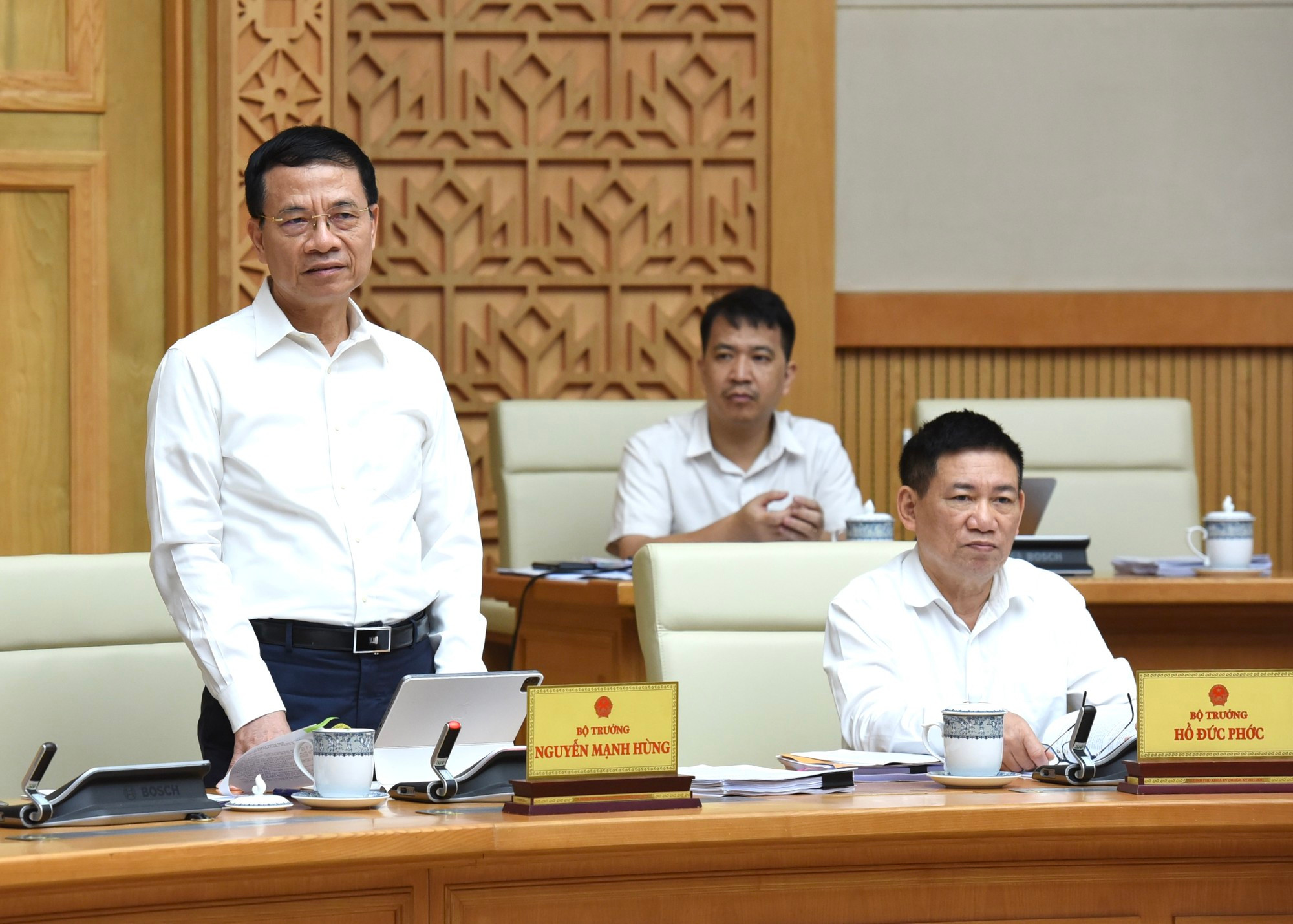 越南通信与传媒部部长阮孟雄在会上发表讲话。 越南通信与传媒部部长阮孟雄在会上发表讲话。