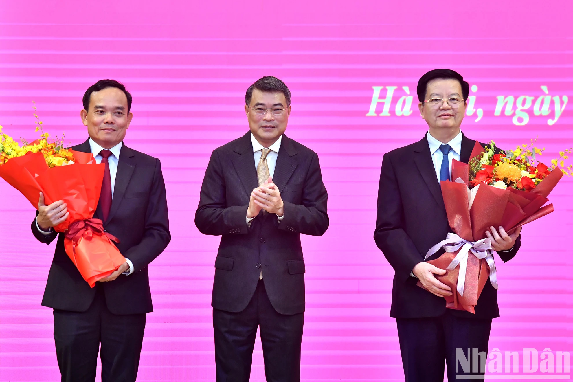 越共中央组织部部长黎明兴向陈流光同志和梅文正同志送花祝贺。