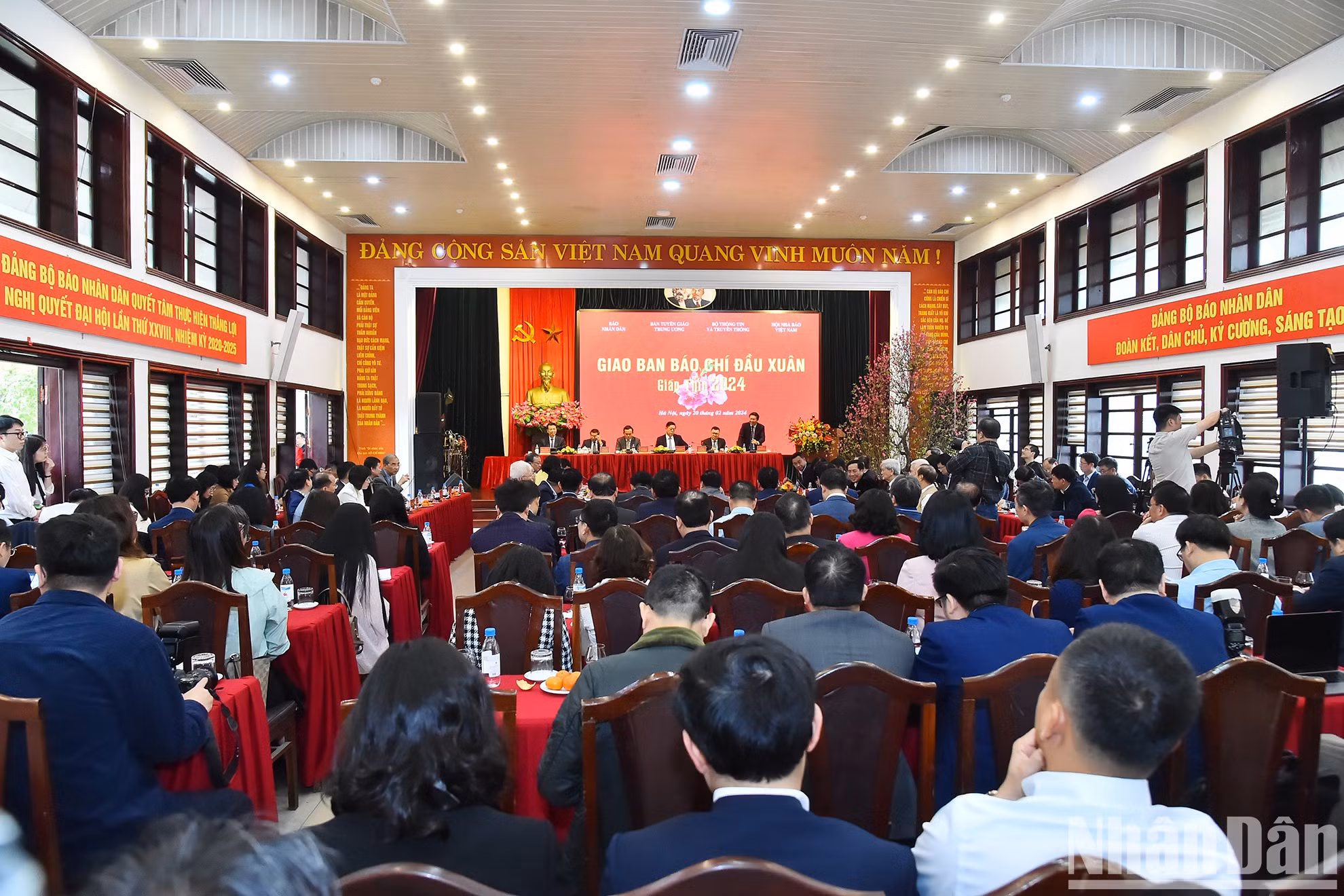 2024甲辰年春节新闻工作会议在河内举行。