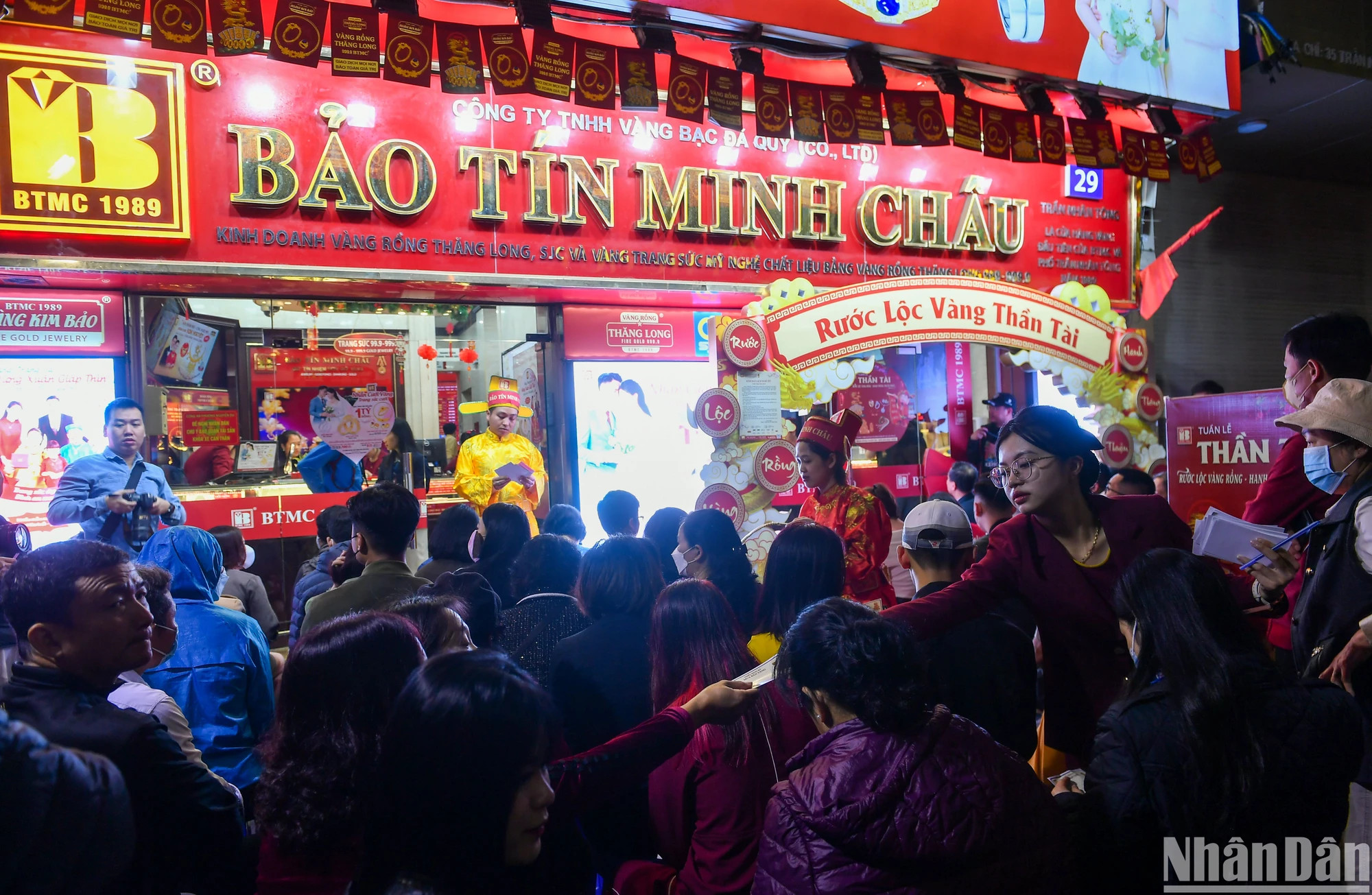 早上6点,宝信明珠黄金店门前出现了大批顾客。 据记录,与往年相比,今年财神节买卖的顾客数量呈减少趋势。 早上6点,宝信明珠黄金店门前出现了大批顾客。 据记录,与往年相比,今年财神节买卖的顾客数量呈减少趋势。