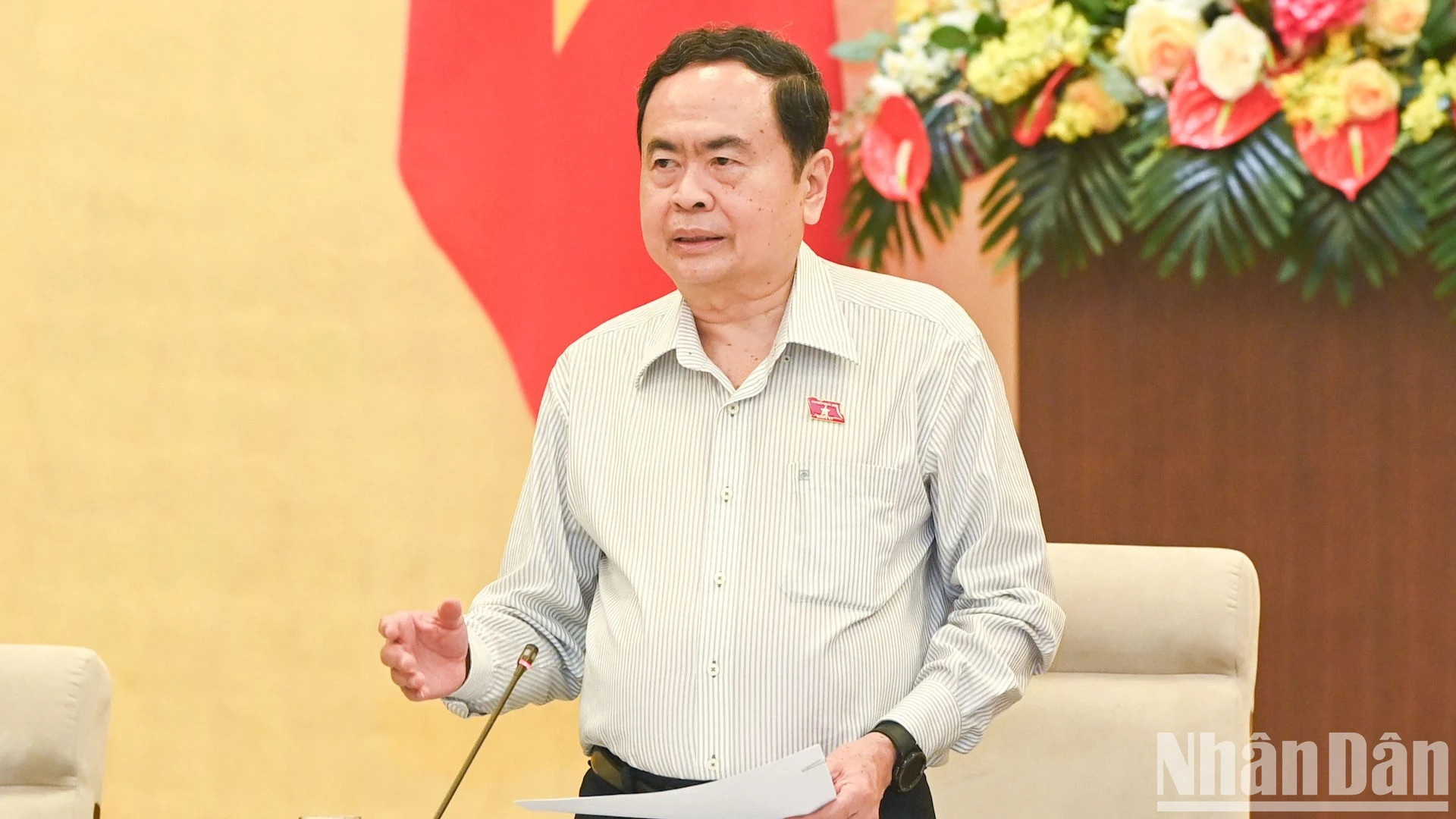 国会主席陈青敏在会上发表讲话。